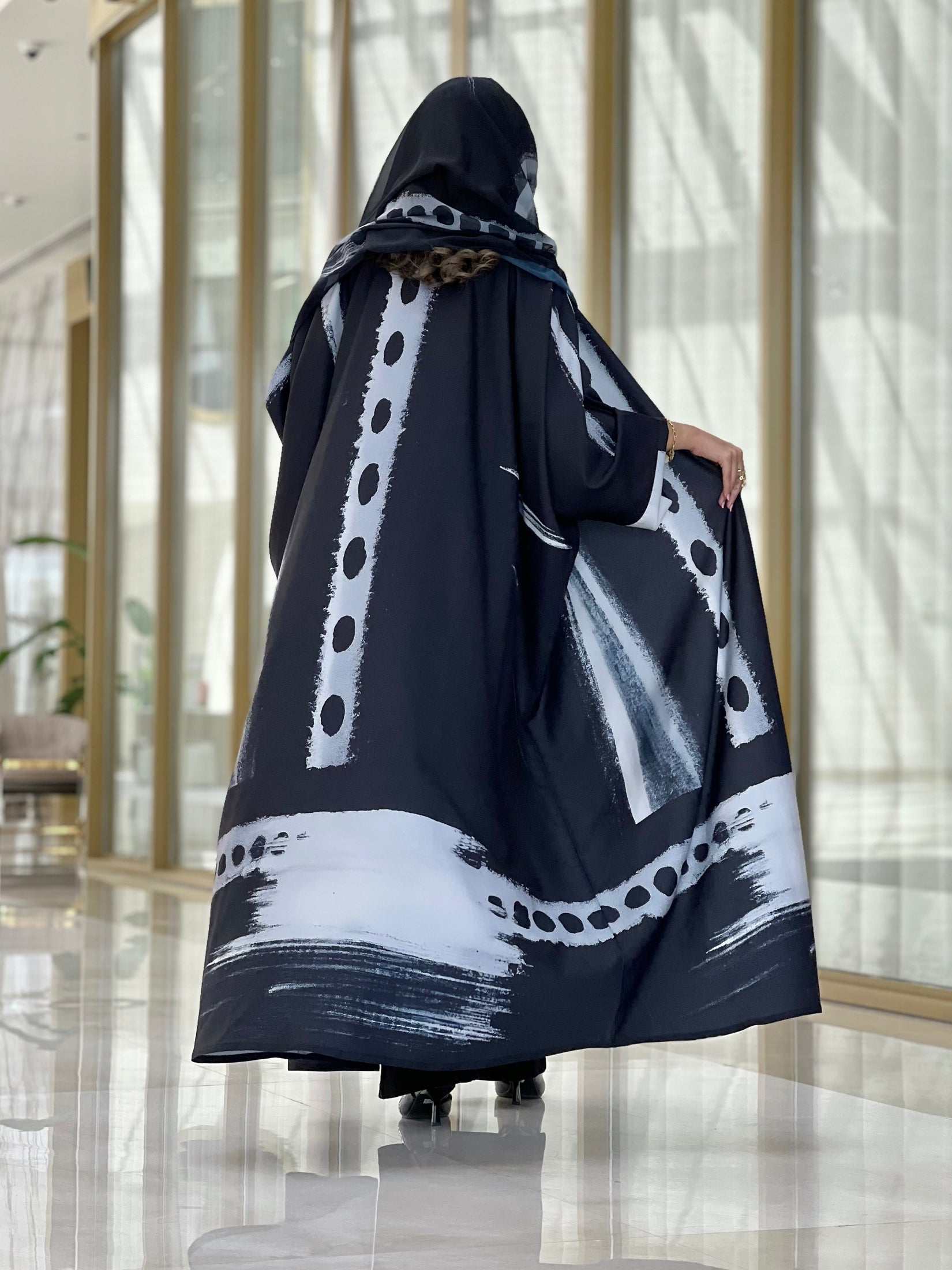 MWT330  - عباية طباعة حرير ابيض واسود - Aya
