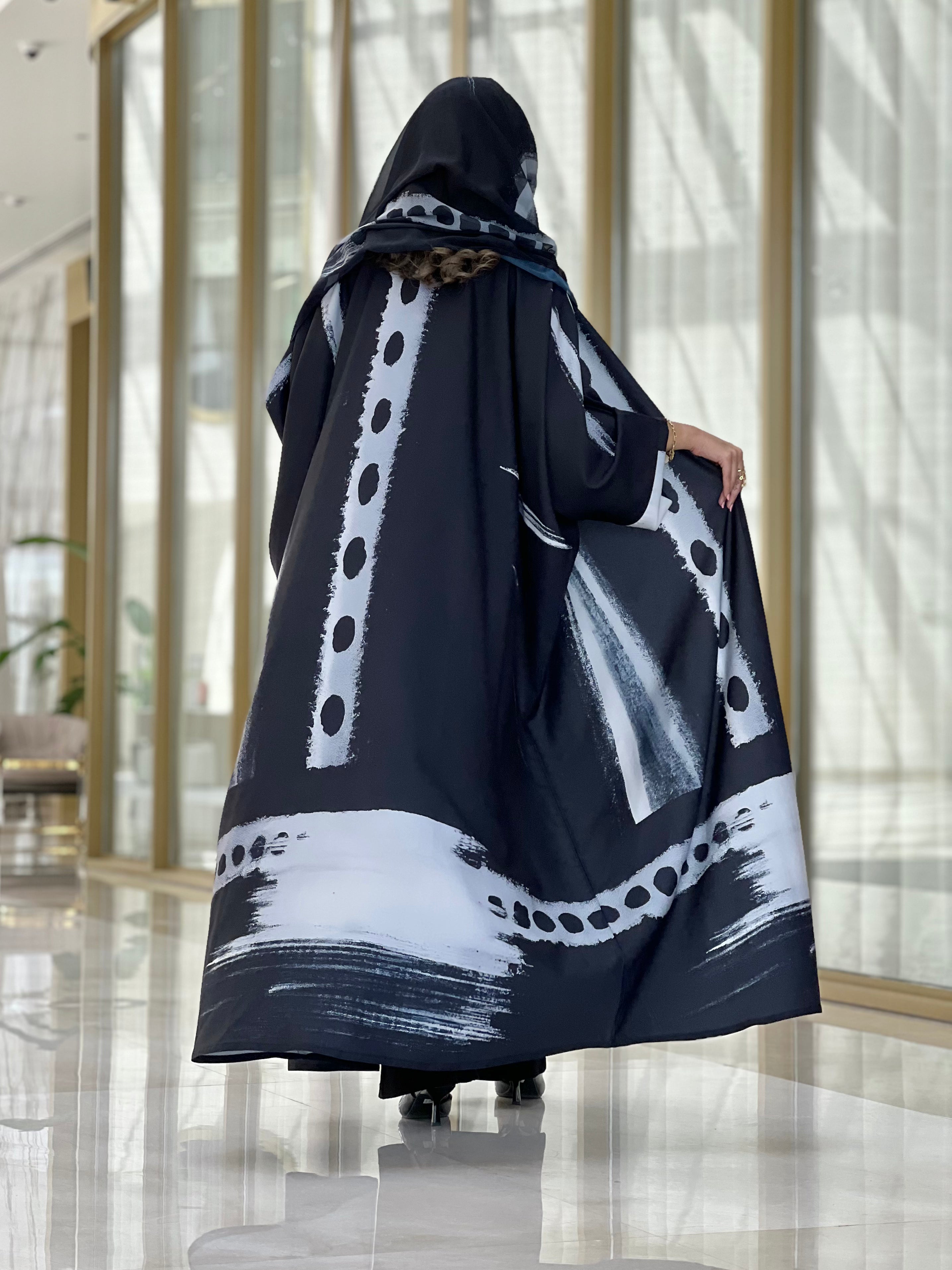 MWT330  - عباية طباعة حرير ابيض واسود - Aya