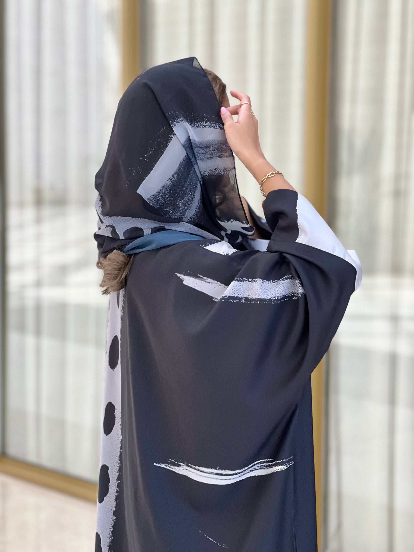 MWT330  - عباية طباعة حرير ابيض واسود - Aya
