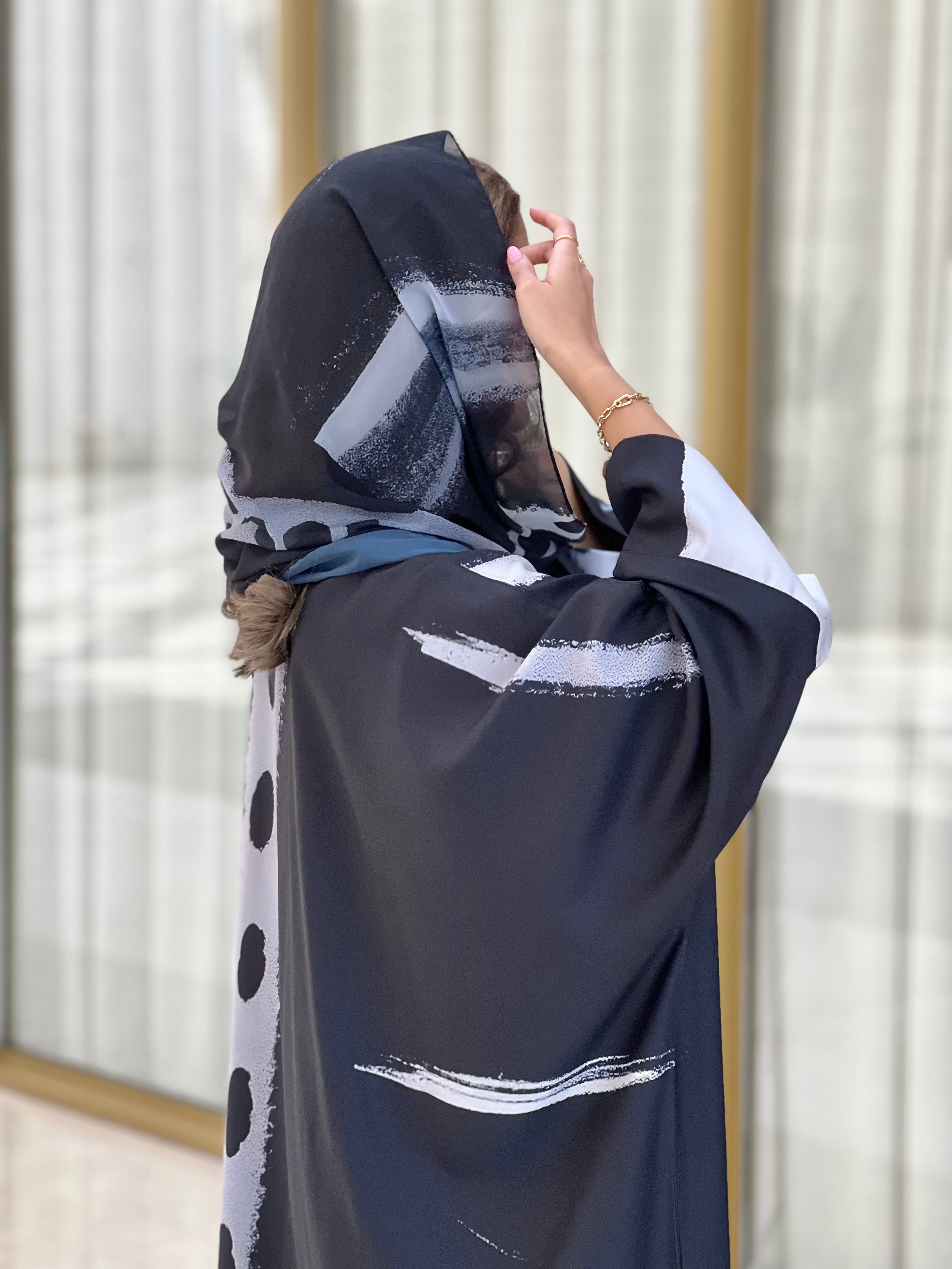 MWT330  - عباية طباعة حرير ابيض واسود - Aya