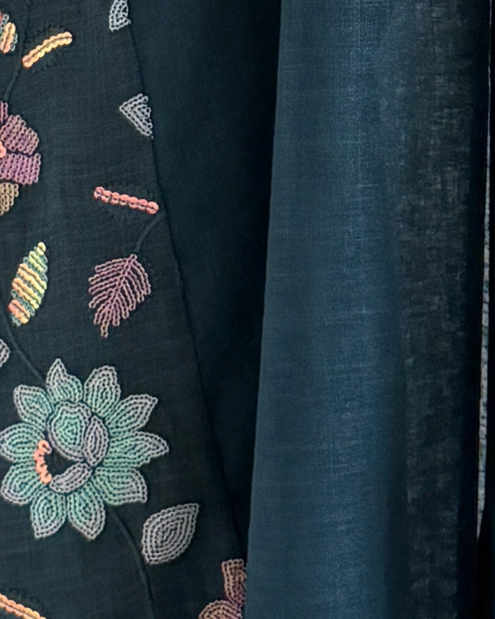 MWT1121 - عباية لنن مع تدخيلة ركامة - Aya