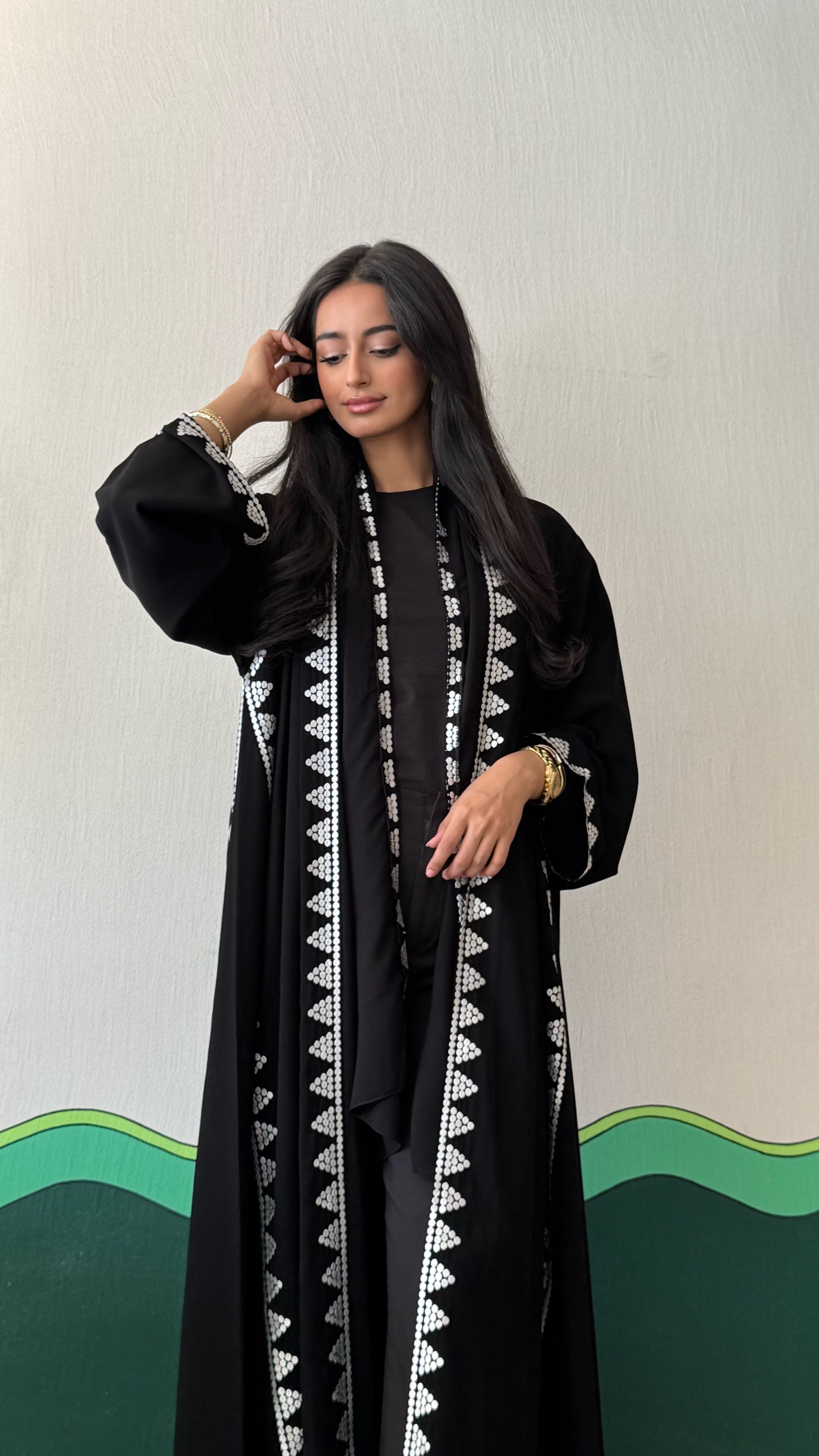 MW1669 - عباية مطرزة من الامام والجنب - Aya