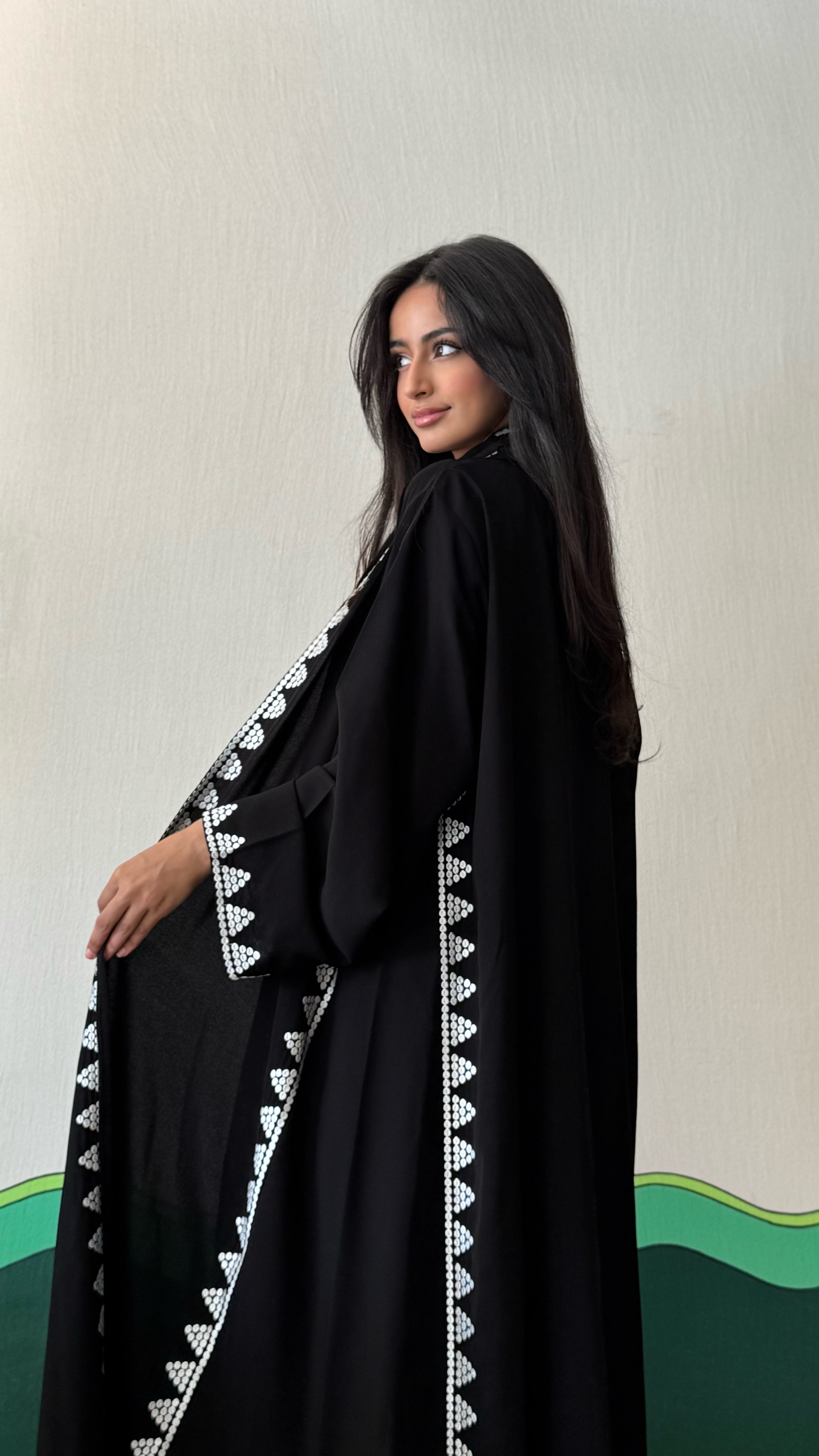 MW1669 - عباية مطرزة من الامام والجنب - Aya