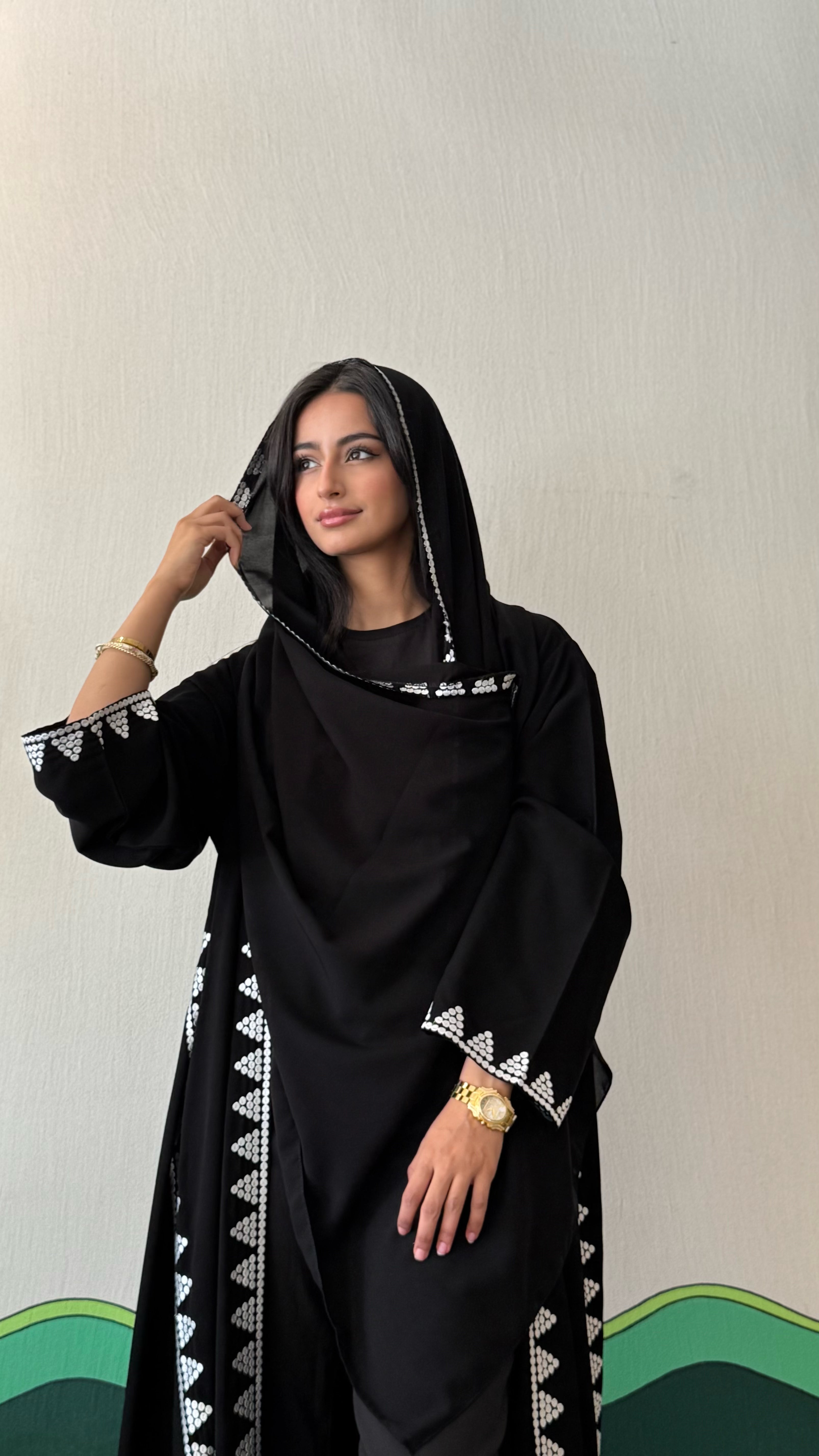MW1669 - عباية مطرزة من الامام والجنب - Aya