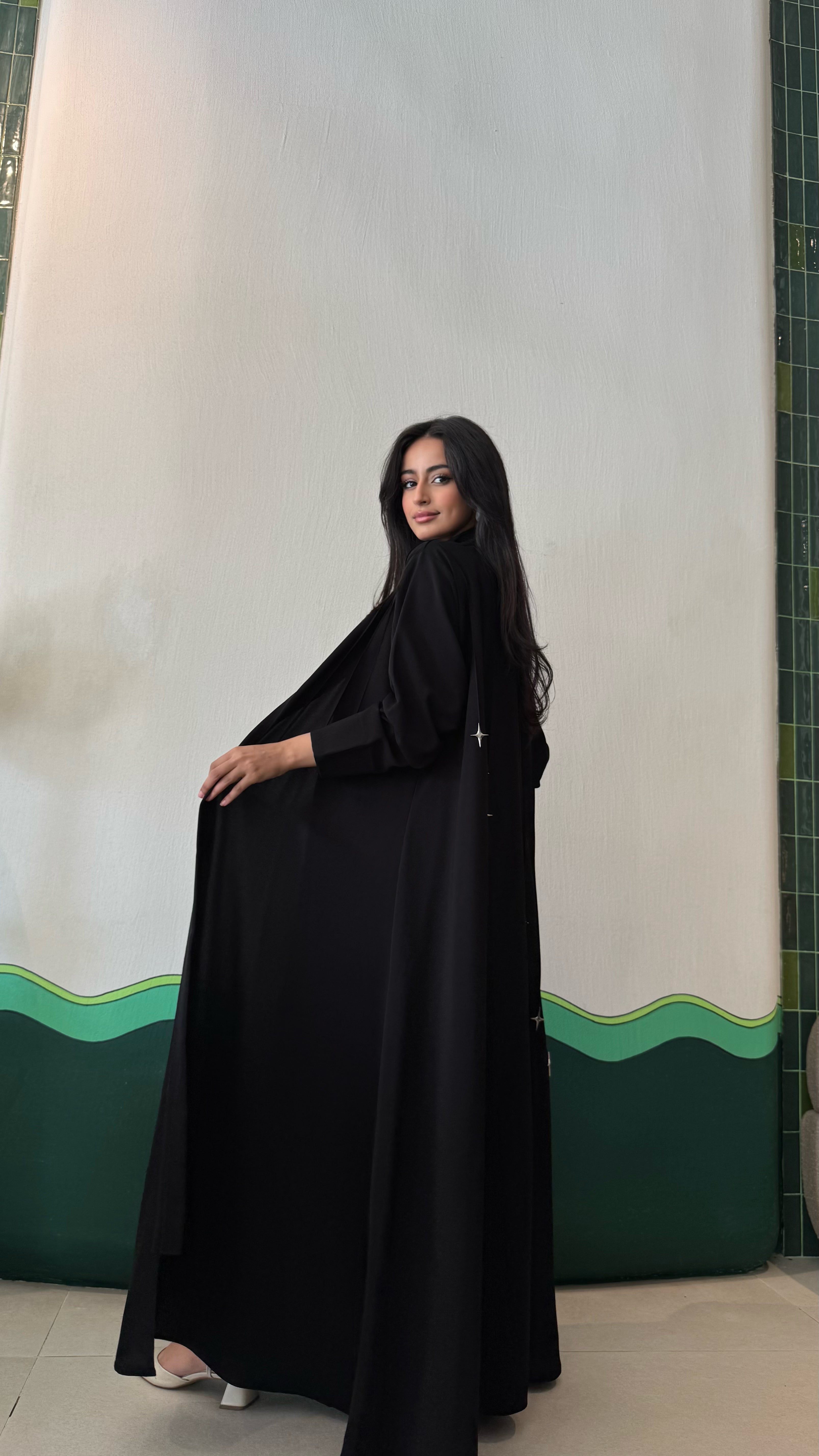 MW1647 -  عباية اسود مضاف علية الازرار من الامام - Aya