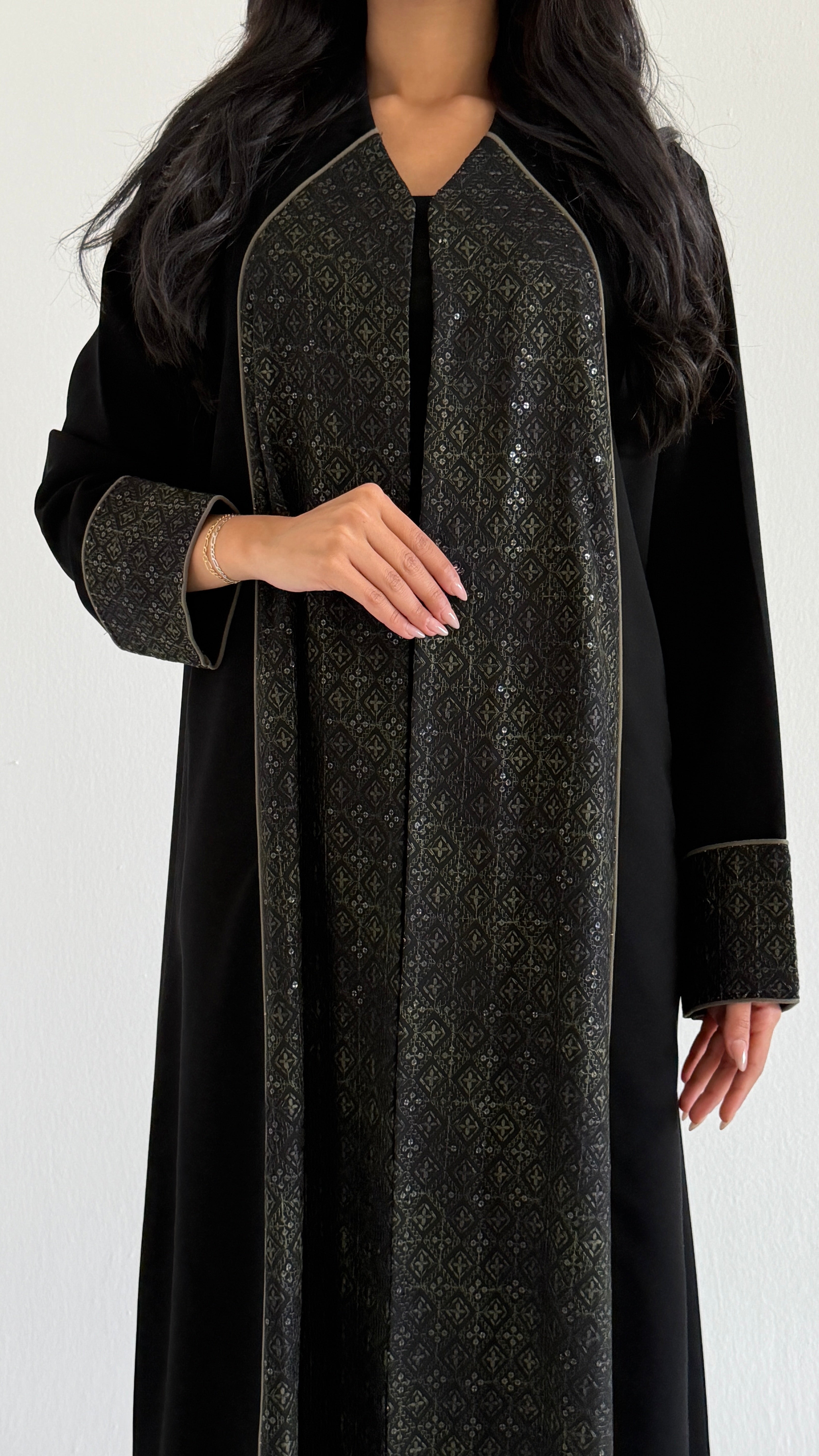 MWT1114 - عباية كريب مع تدخيلة ركامة - Aya