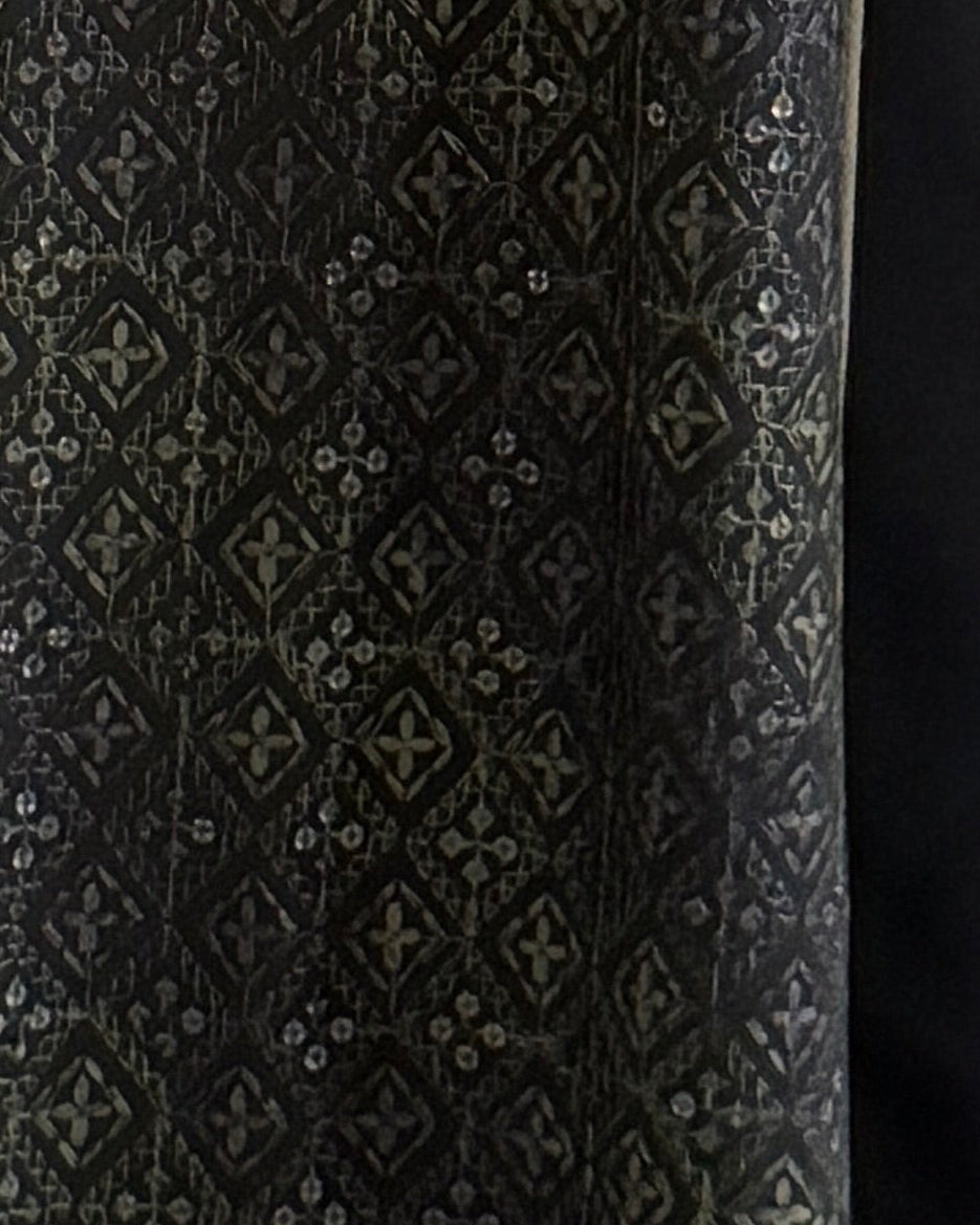 MWT1114 - عباية كريب مع تدخيلة ركامة - Aya