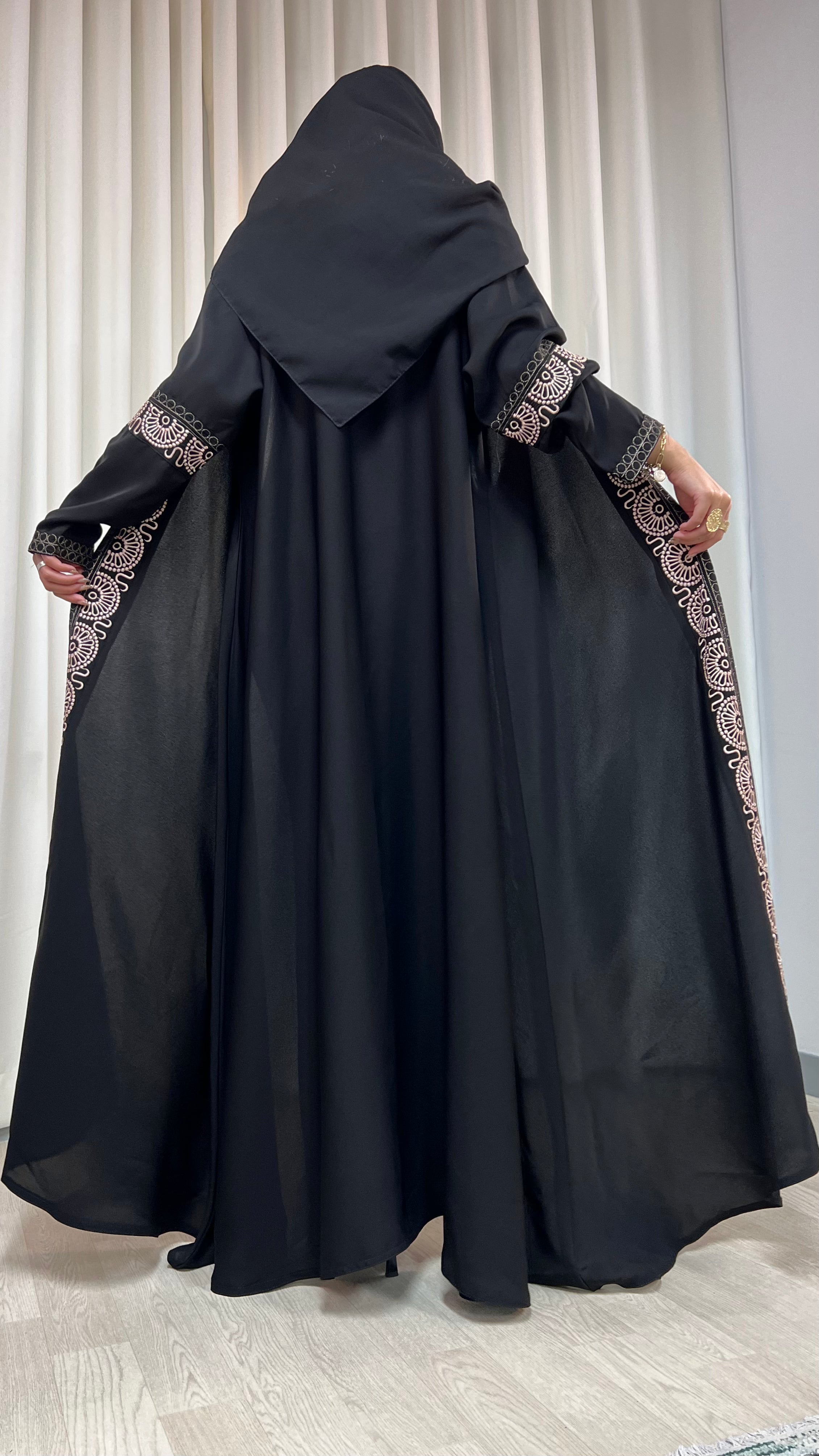 MWT440  - عباية سودا مع تطريز زهري فاتح