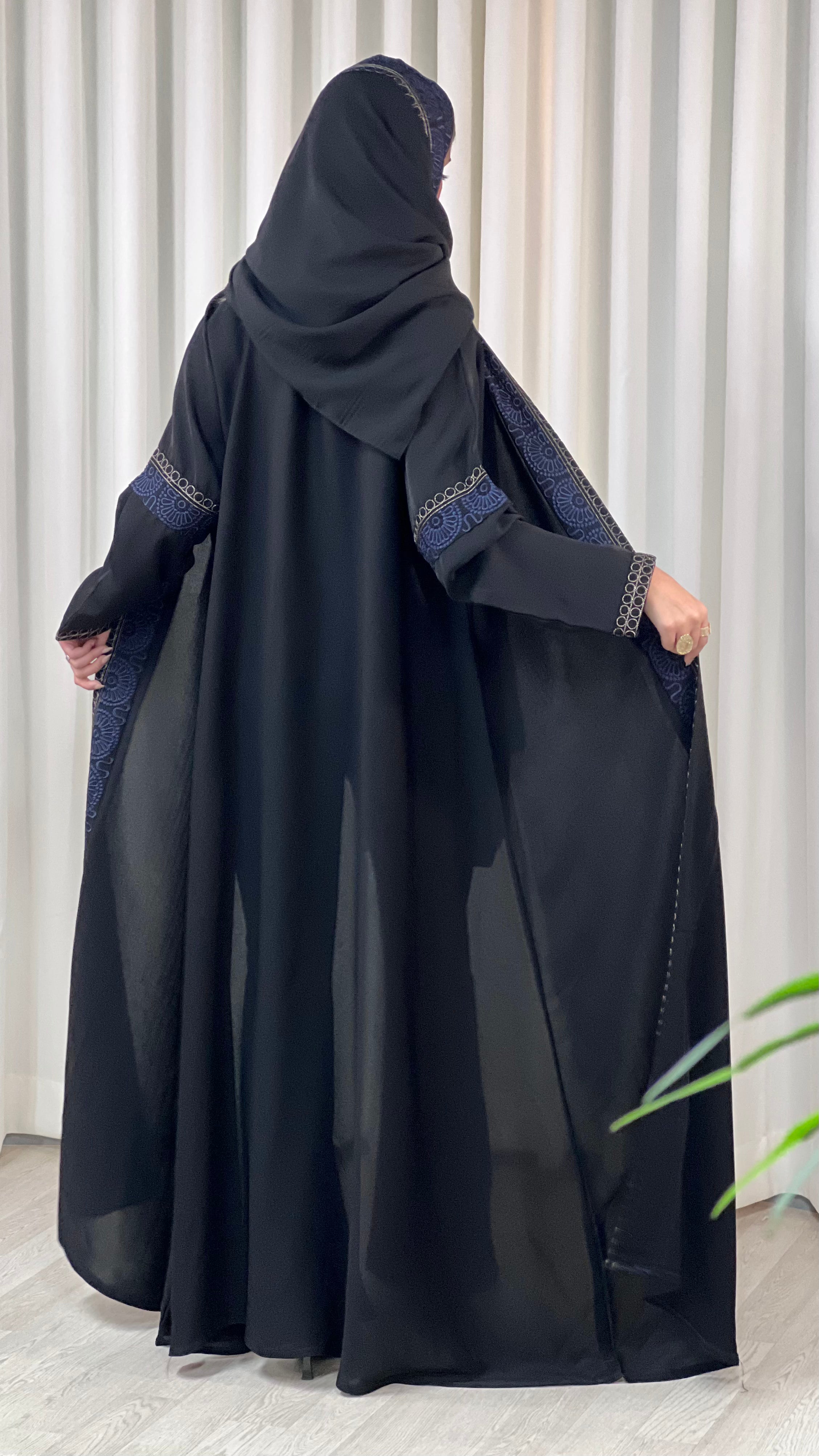 MWT439  - عباية سودا مع تطريز ازرق - Aya
