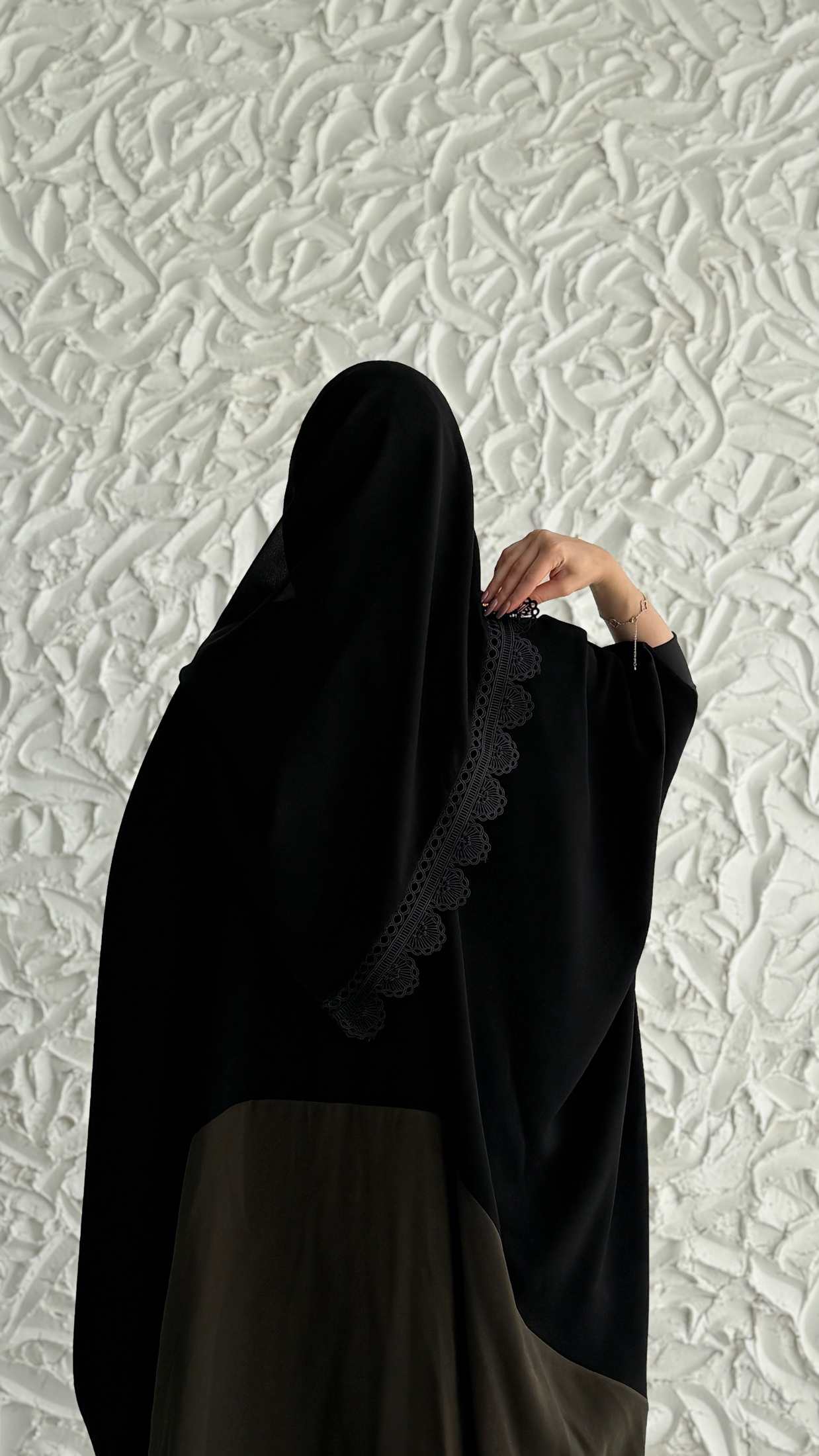 MW2130 - عباية كريب ملكي أنيقة بقصّة  نص البشت مع اضافه حرير مغسول عصرية - Aya