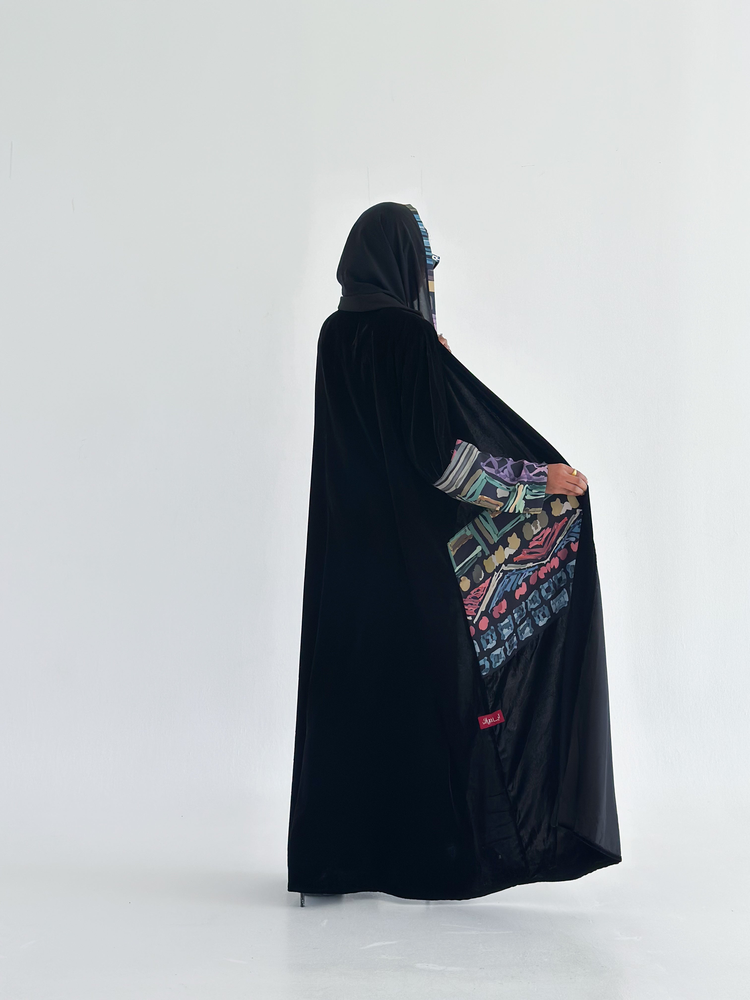 MWT577 - عباية مخمل مع طباعة ملونة