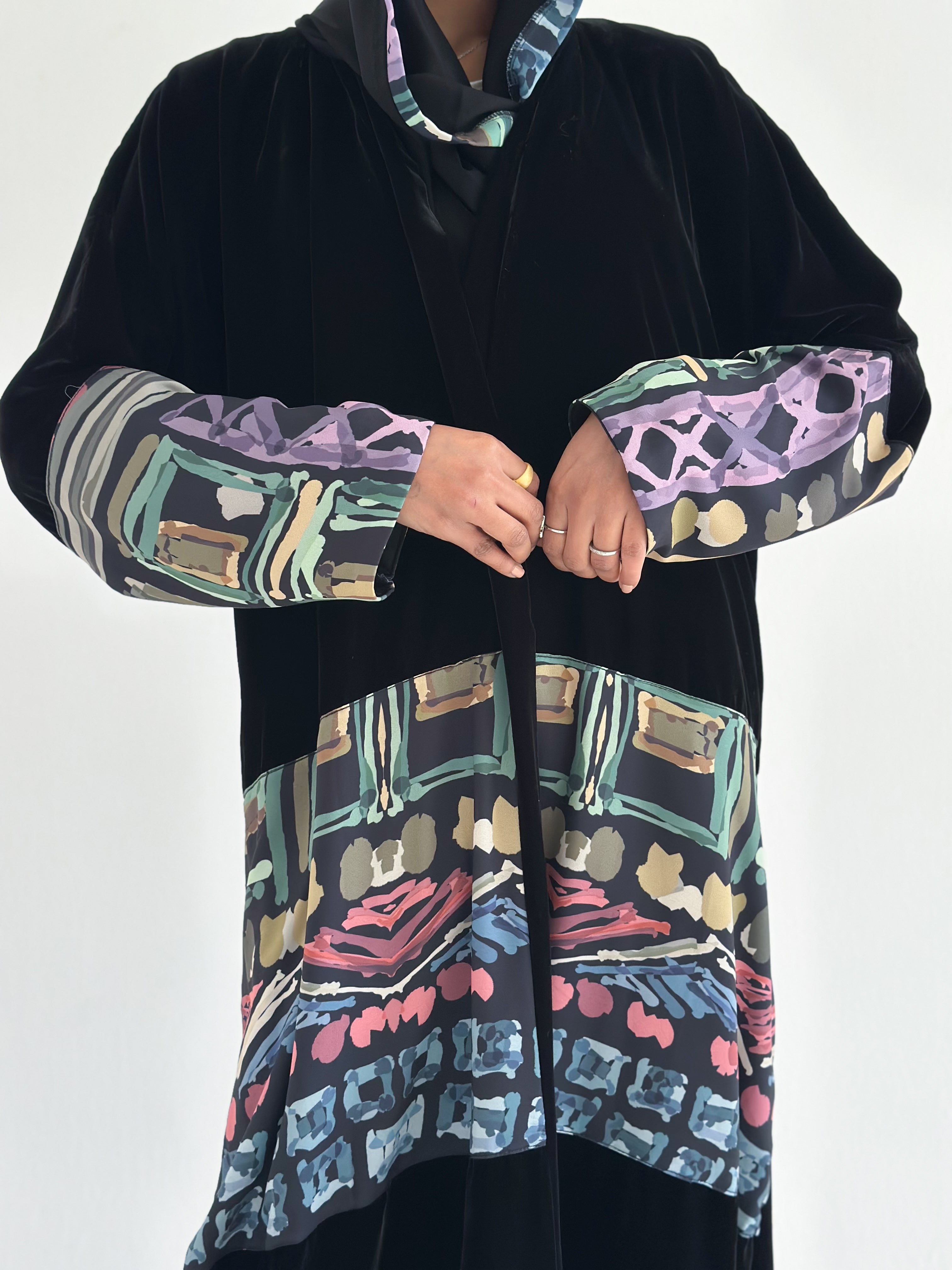 MWT577 - عباية مخمل مع طباعة ملونة