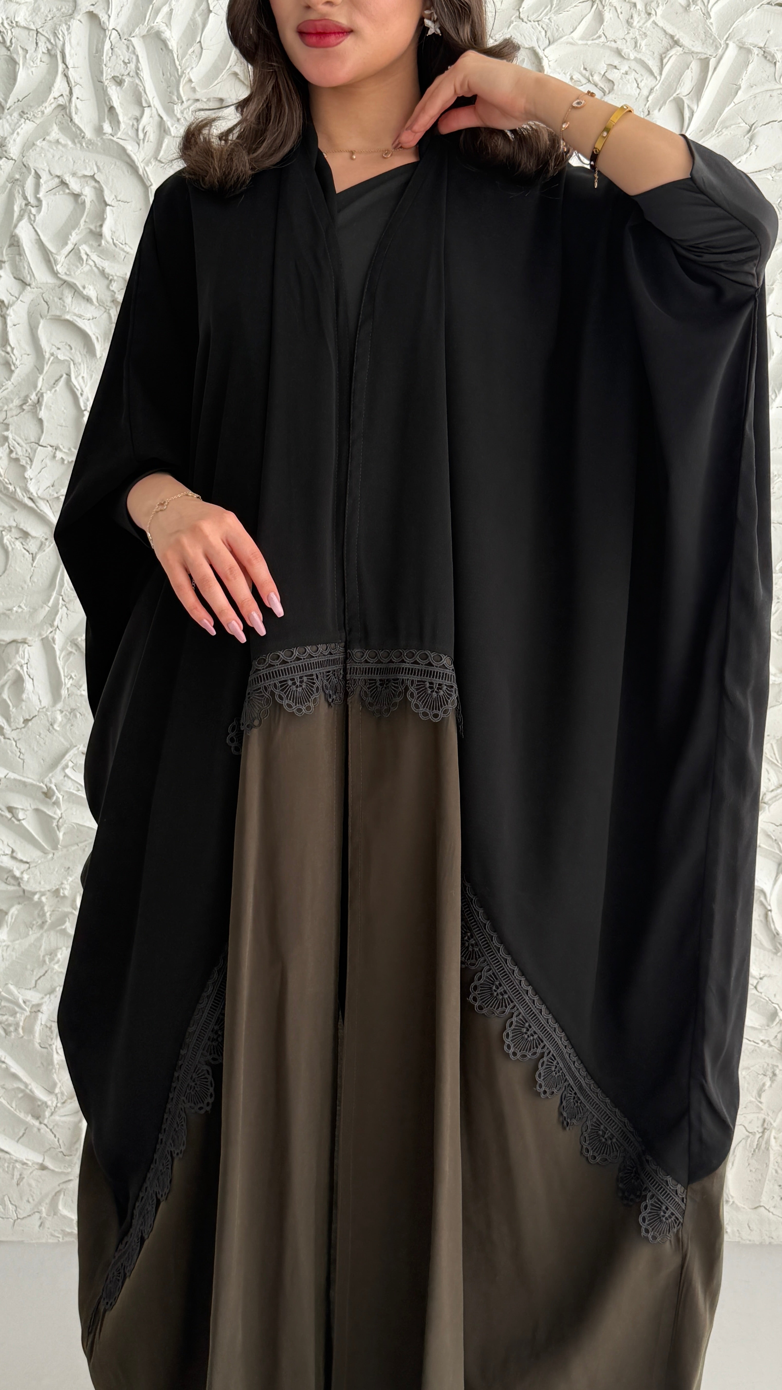 MW2130 - عباية كريب ملكي أنيقة بقصّة  نص البشت مع اضافه حرير مغسول عصرية - Aya