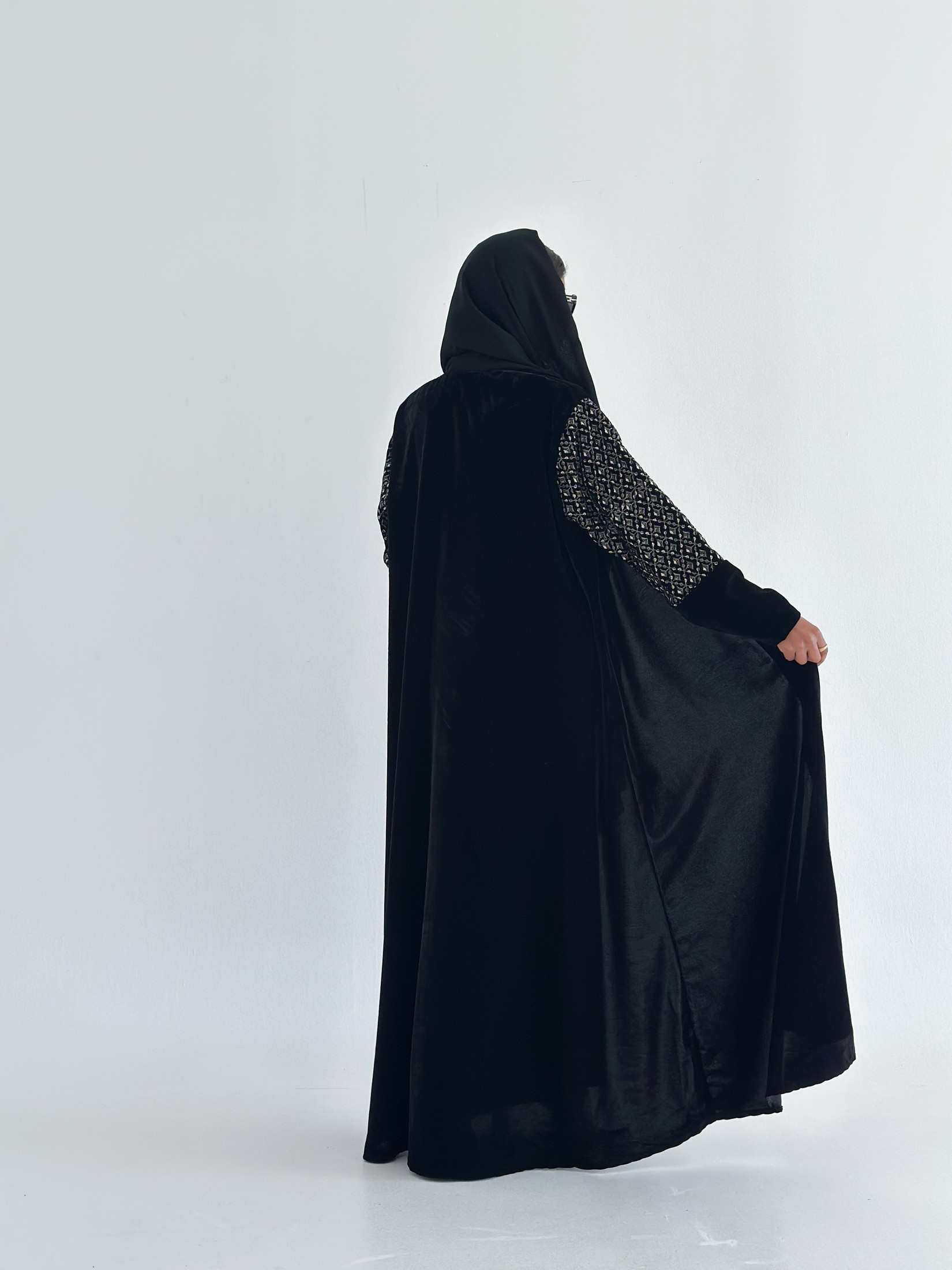 MW1836 - عباية مخمل كم تطريز - Aya