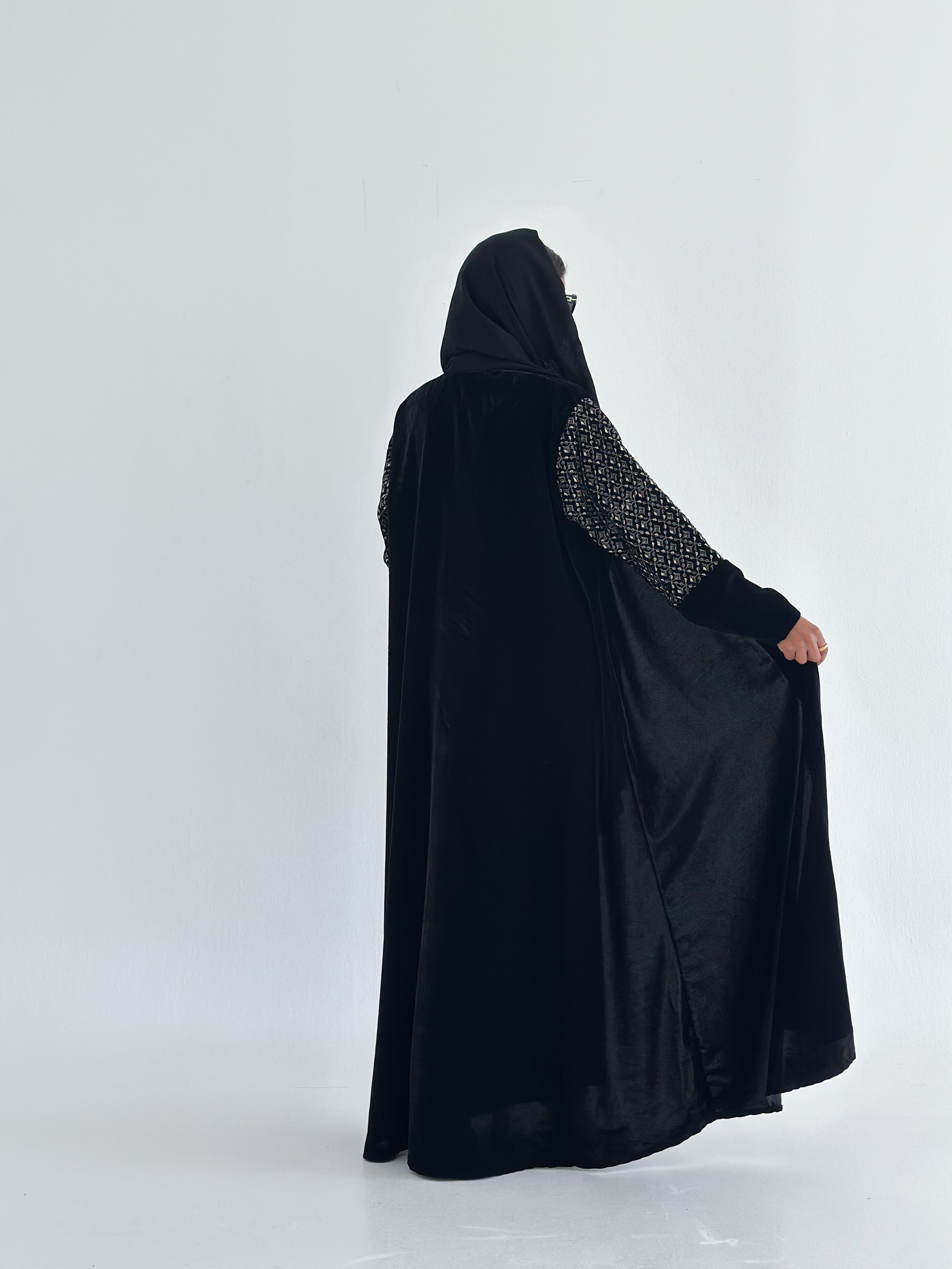 MW1836 - عباية مخمل كم تطريز - Aya