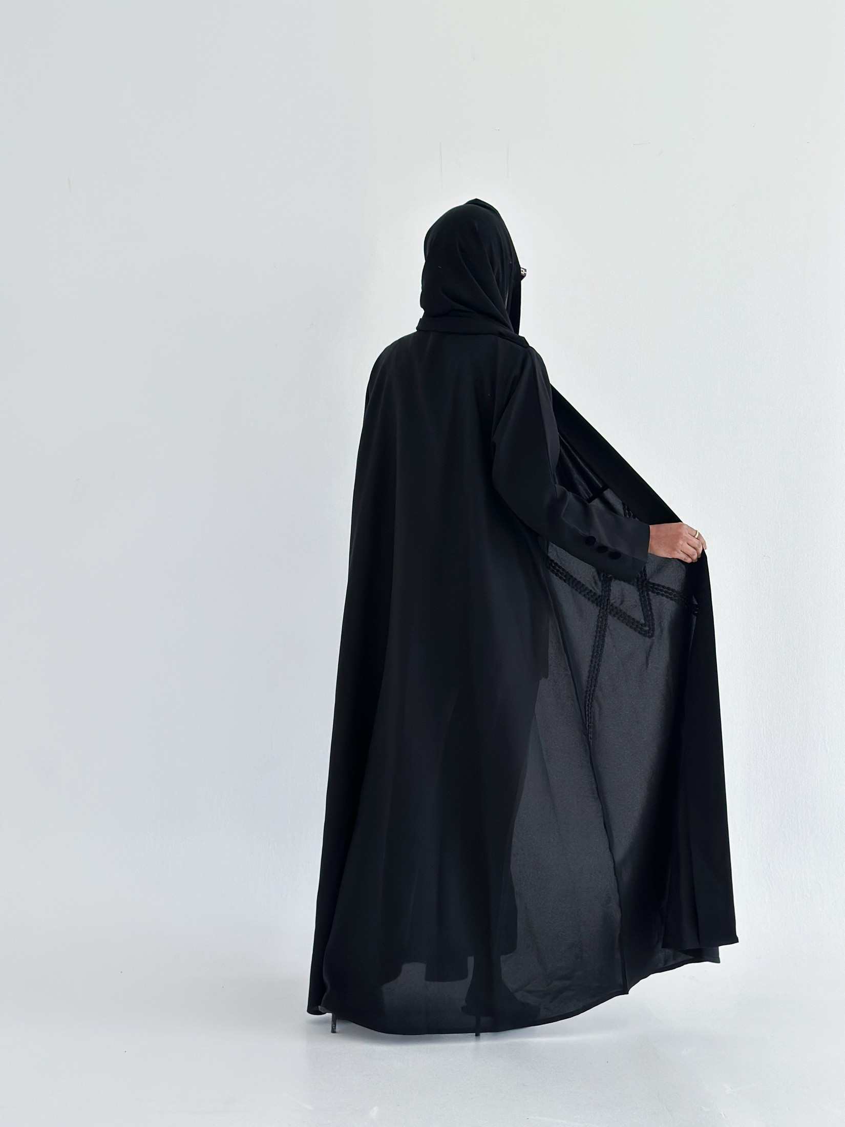 MWT559 - عباية مخمل مع تطريز أسود - Aya