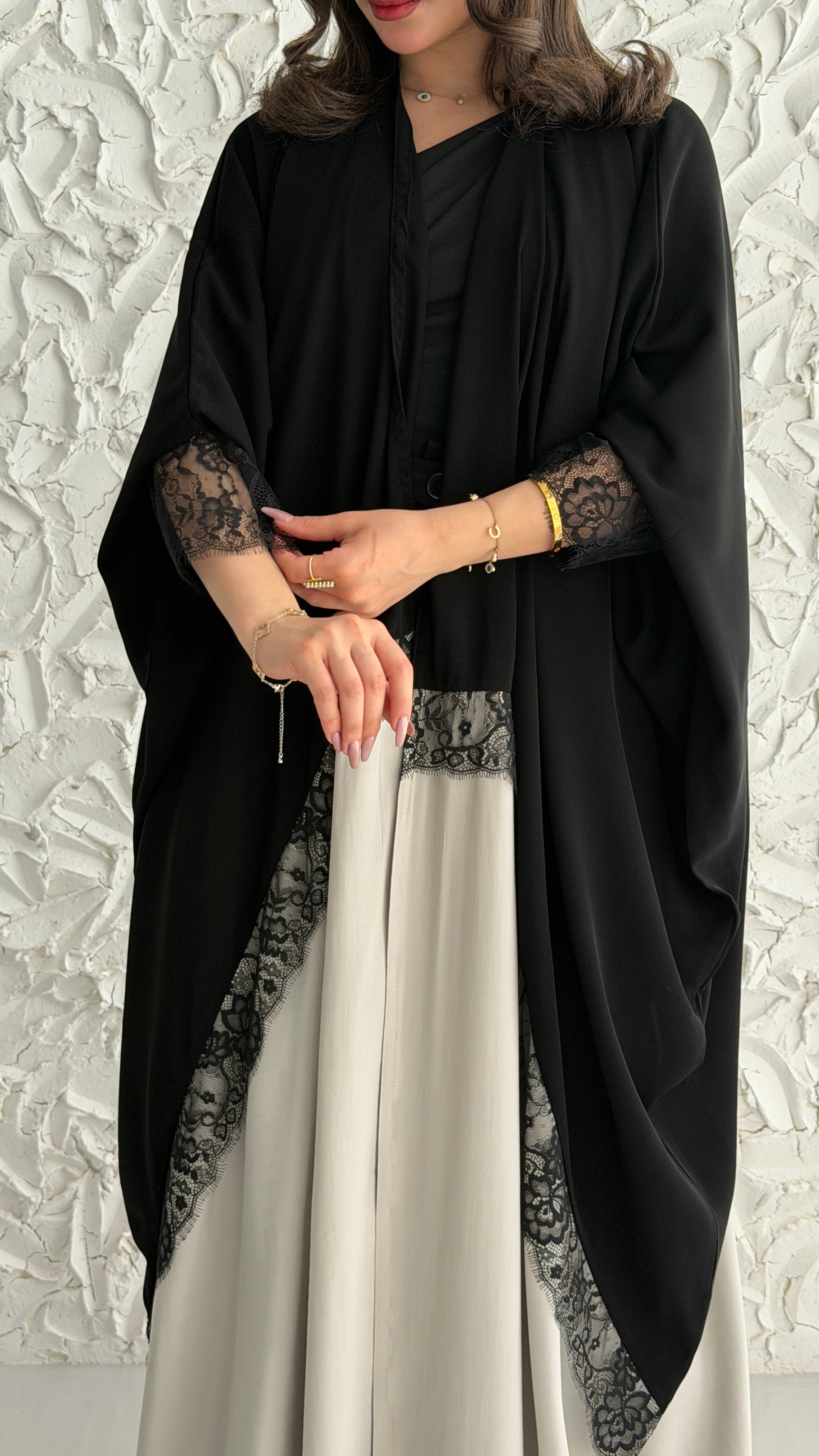 MW2129 - عباية كريب ملكي أنيقة بقصّة  نص البشت مع اضافه حرير مغسول عصرية. - Aya