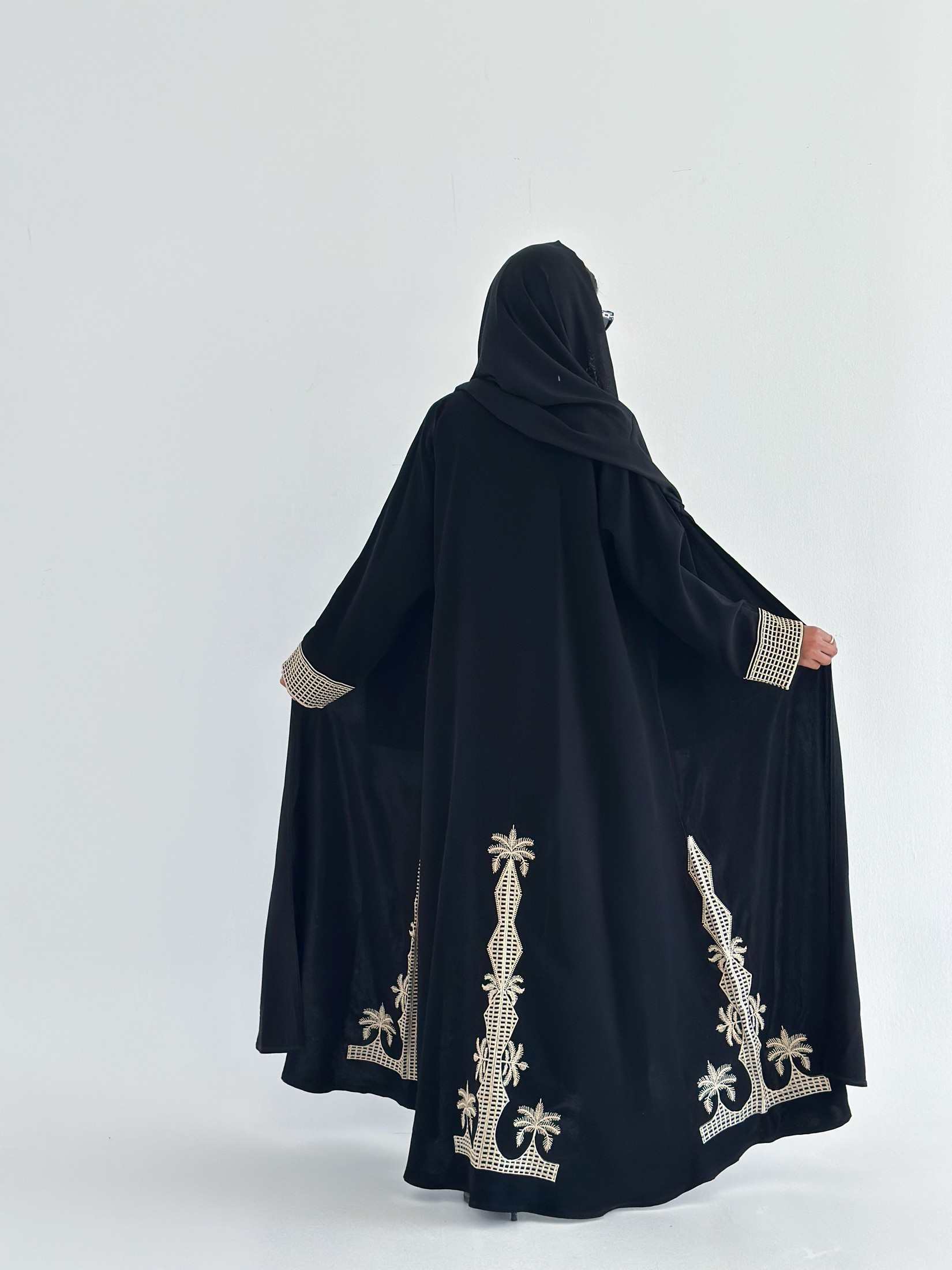 MW1803 - عباية سوداء كريب مع اضافة تطريزبالاسفل والاكمام - Aya