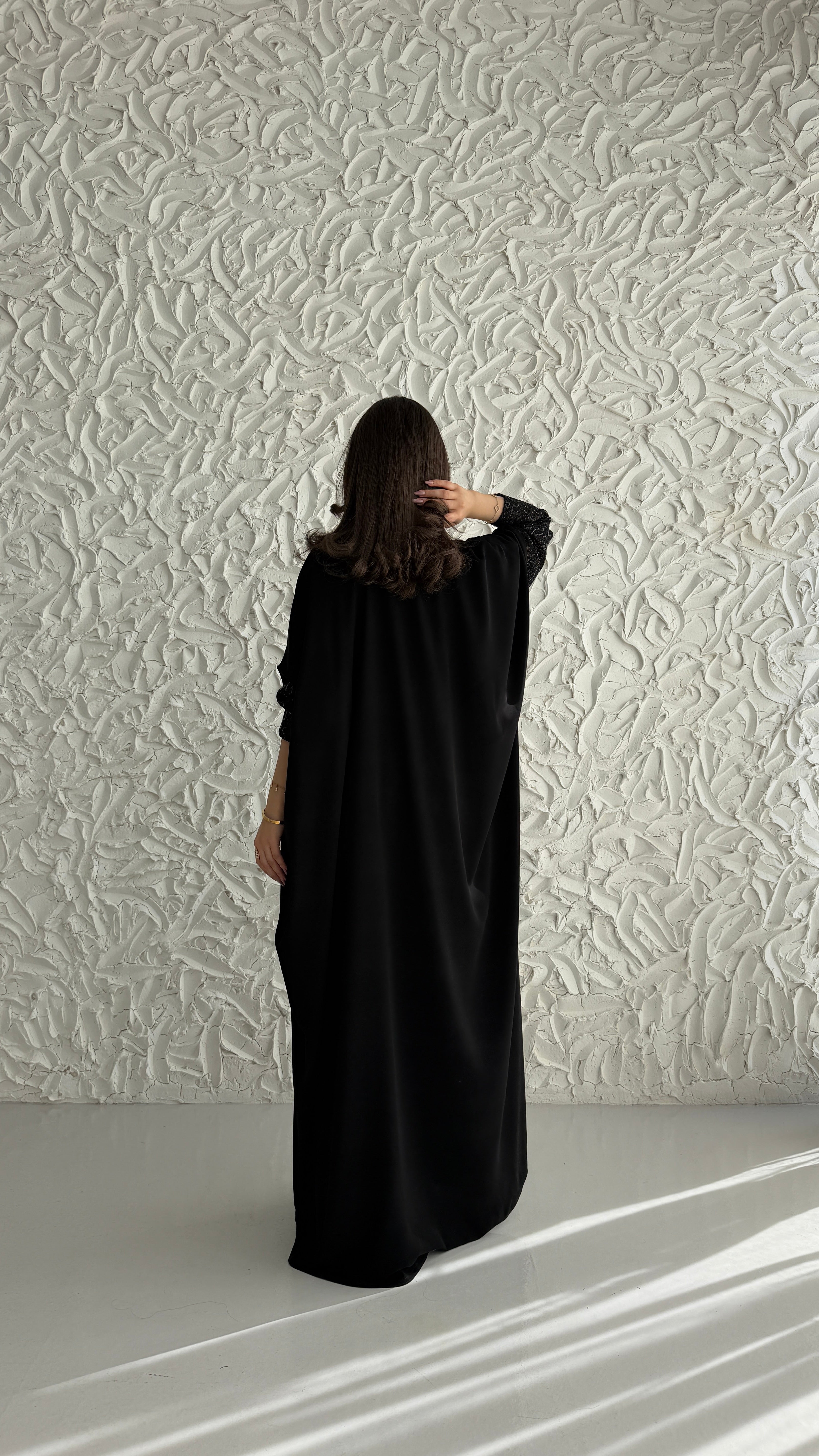 MW2131 - عباية كريب ملكي أنيقة بقصّة نص كلوش  عصرية. - Aya