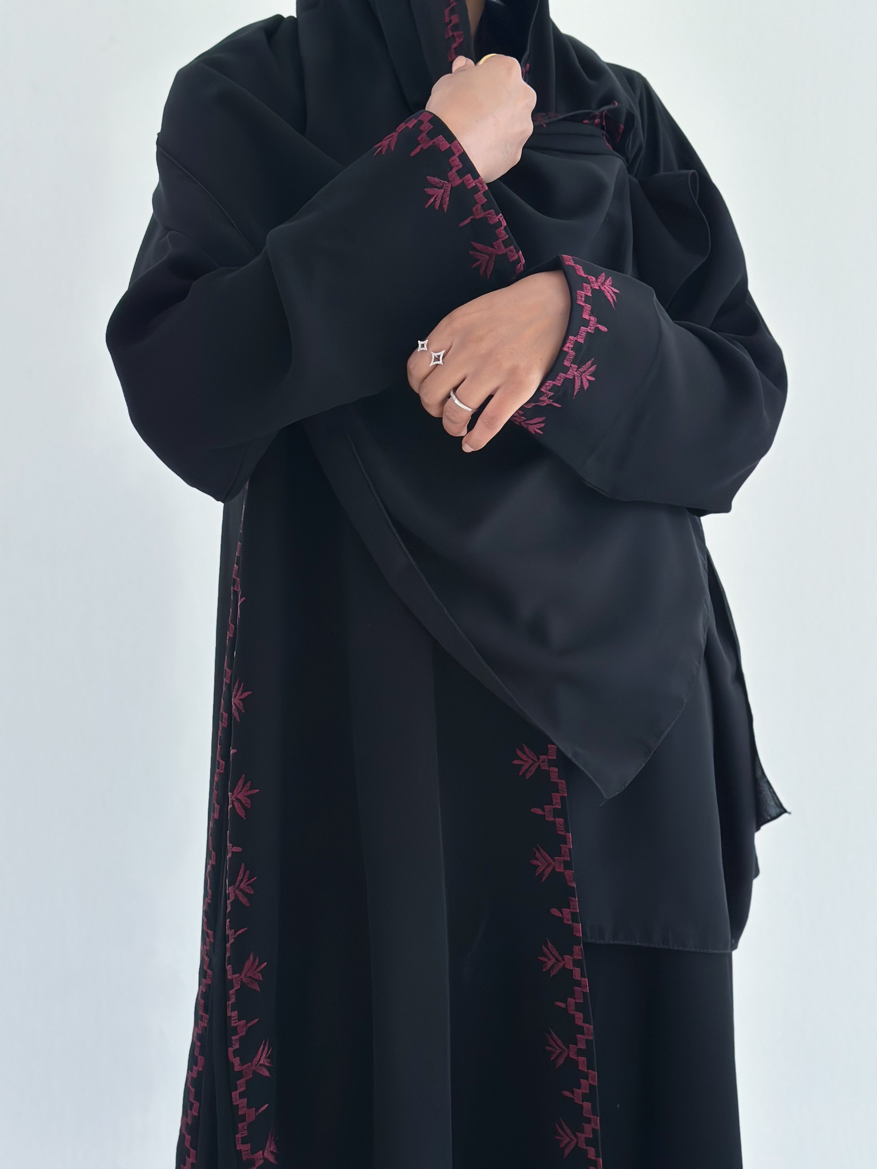 MW1816 - عباية السراميك الملكية بتفاصيل مطرزة