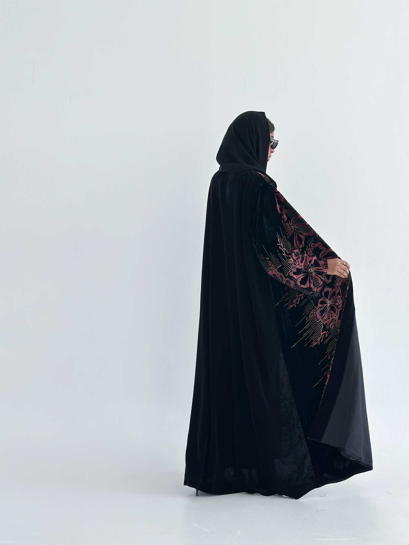MWT554 - عباية مخمل مع شيفون طباعة - Aya