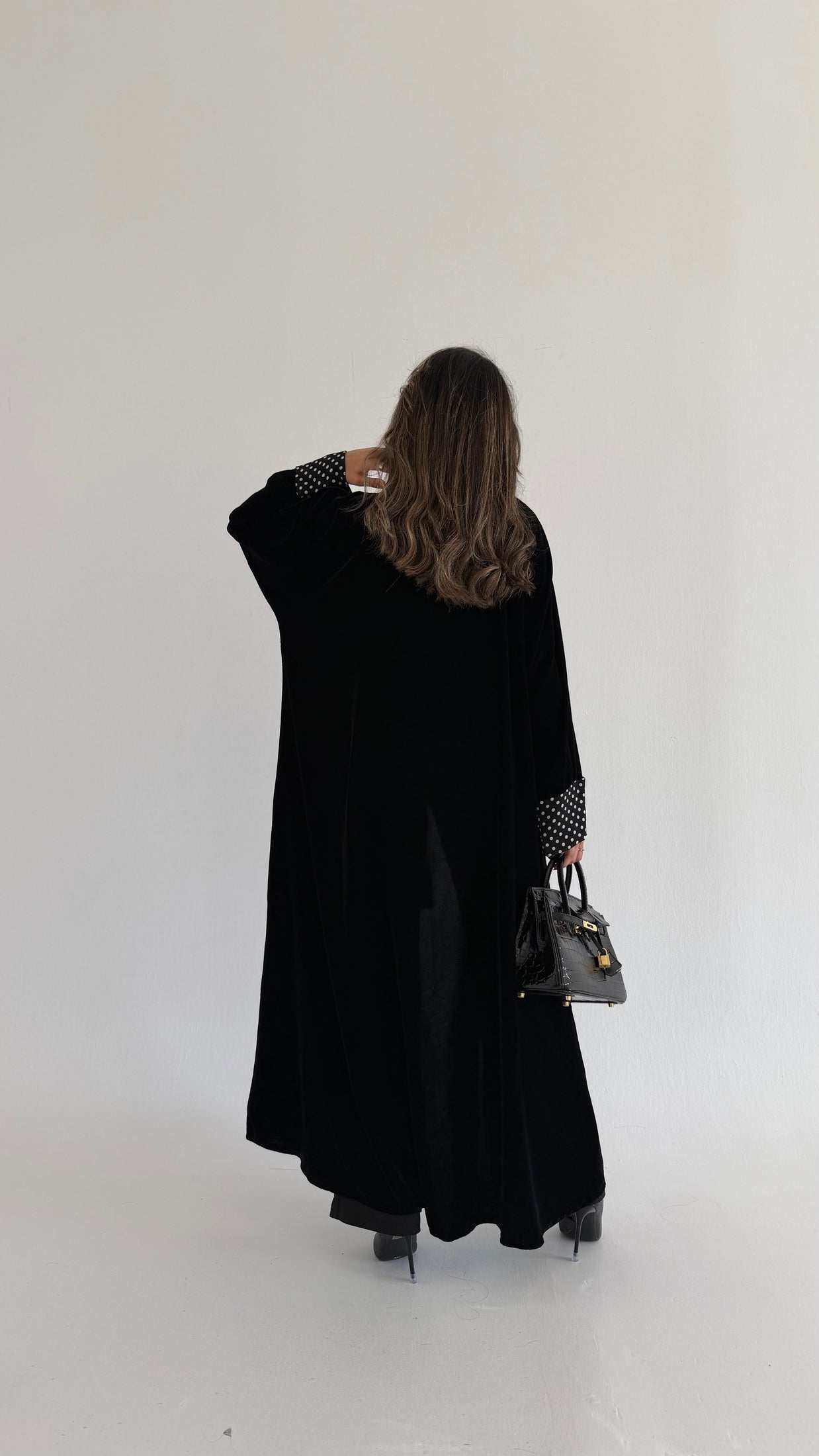 MWT571 - عباية مخمل أسود بأكمام منقطة - Aya