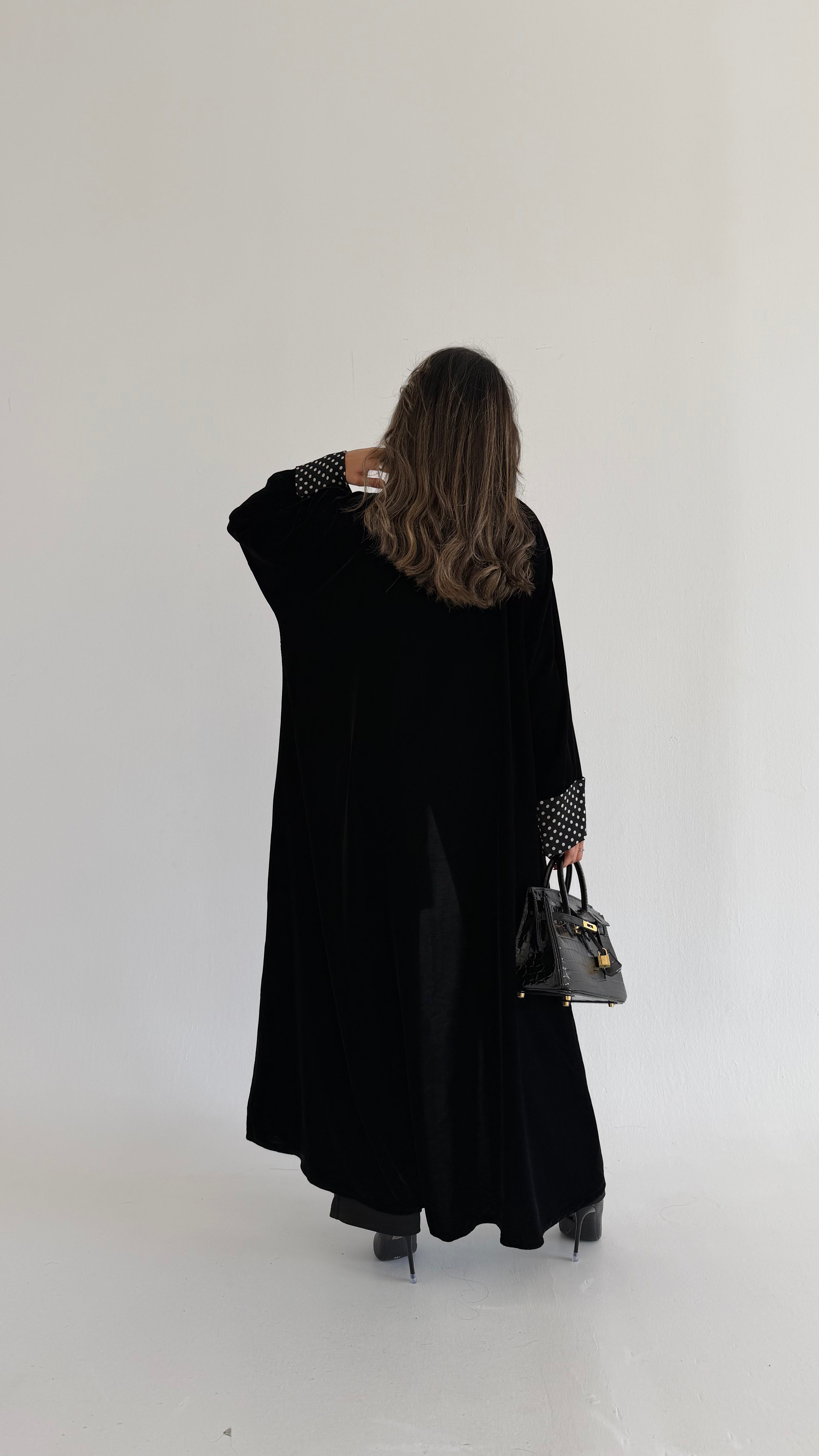 MWT571 - عباية مخمل أسود بأكمام منقطة