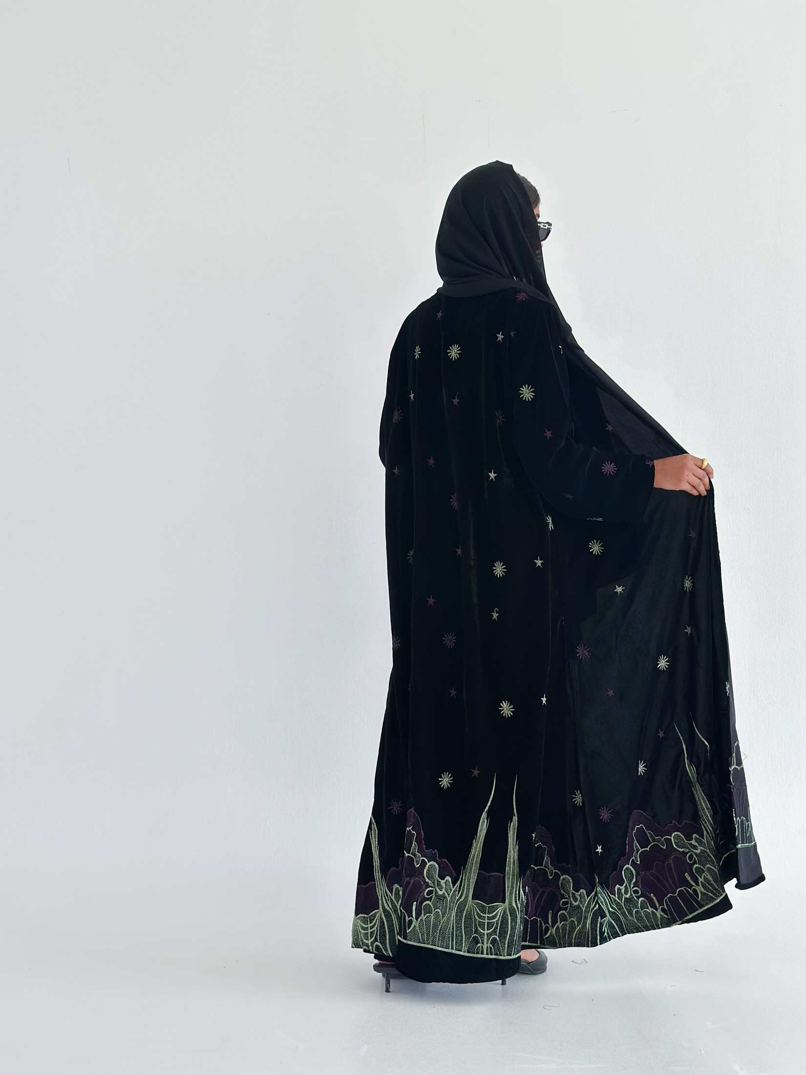 MW1742 - عباية اسود مخمل مطرزة - Aya