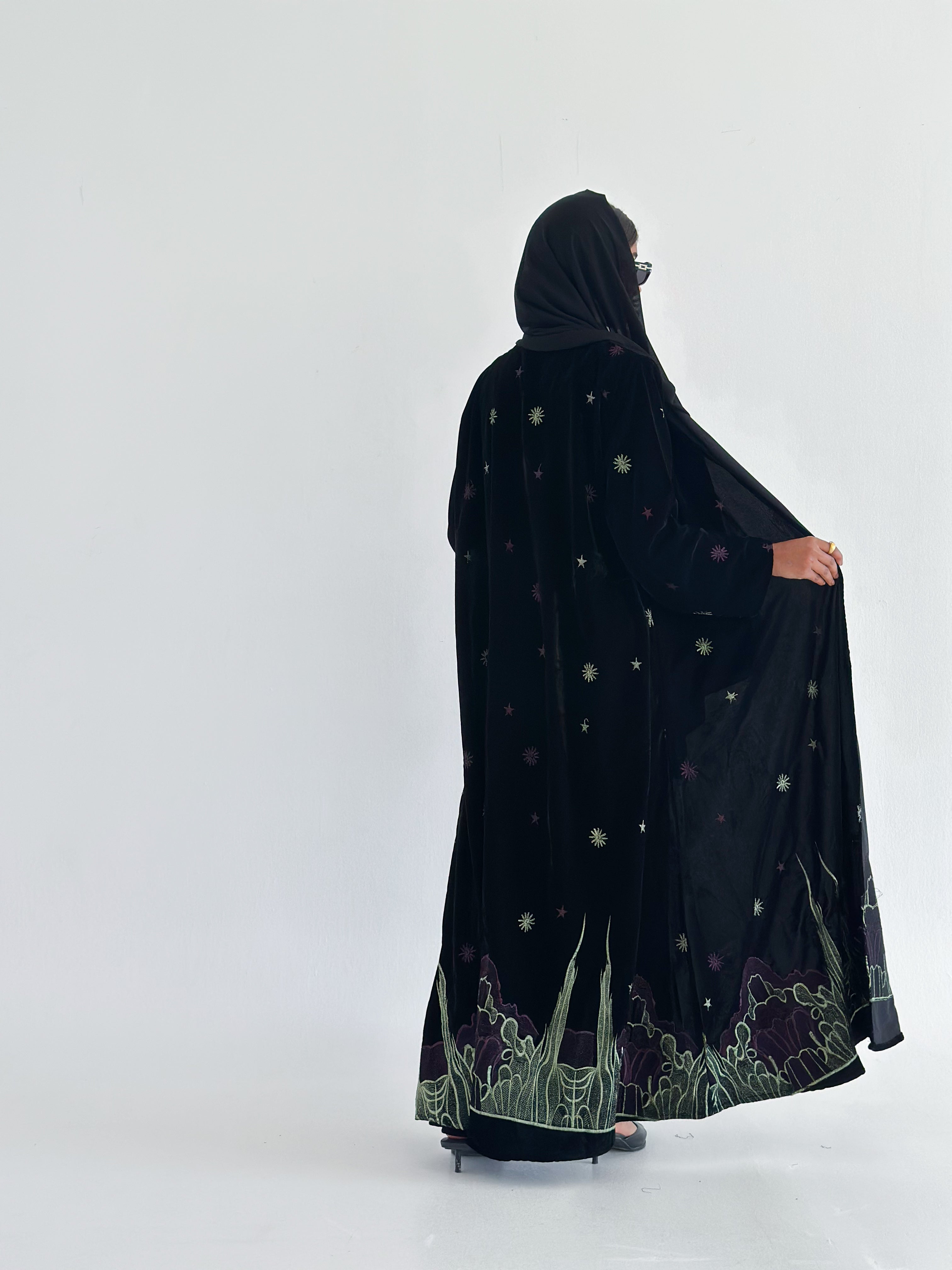 MW1742 - عباية اسود مخمل مطرزة - Aya