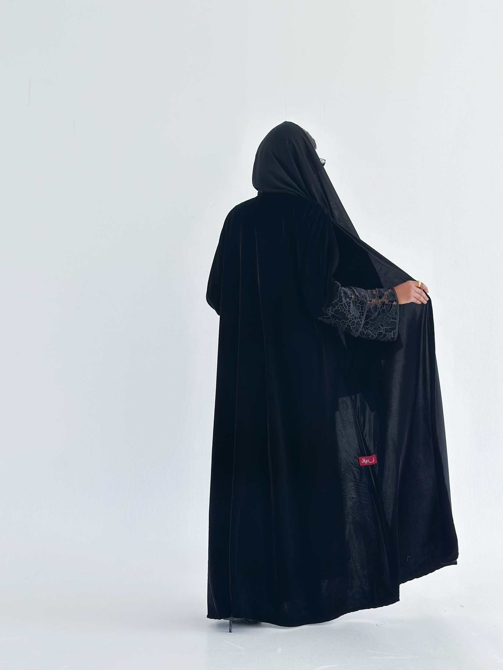 MWT575 - عباية مخمل بأكمام دانتيل - Aya