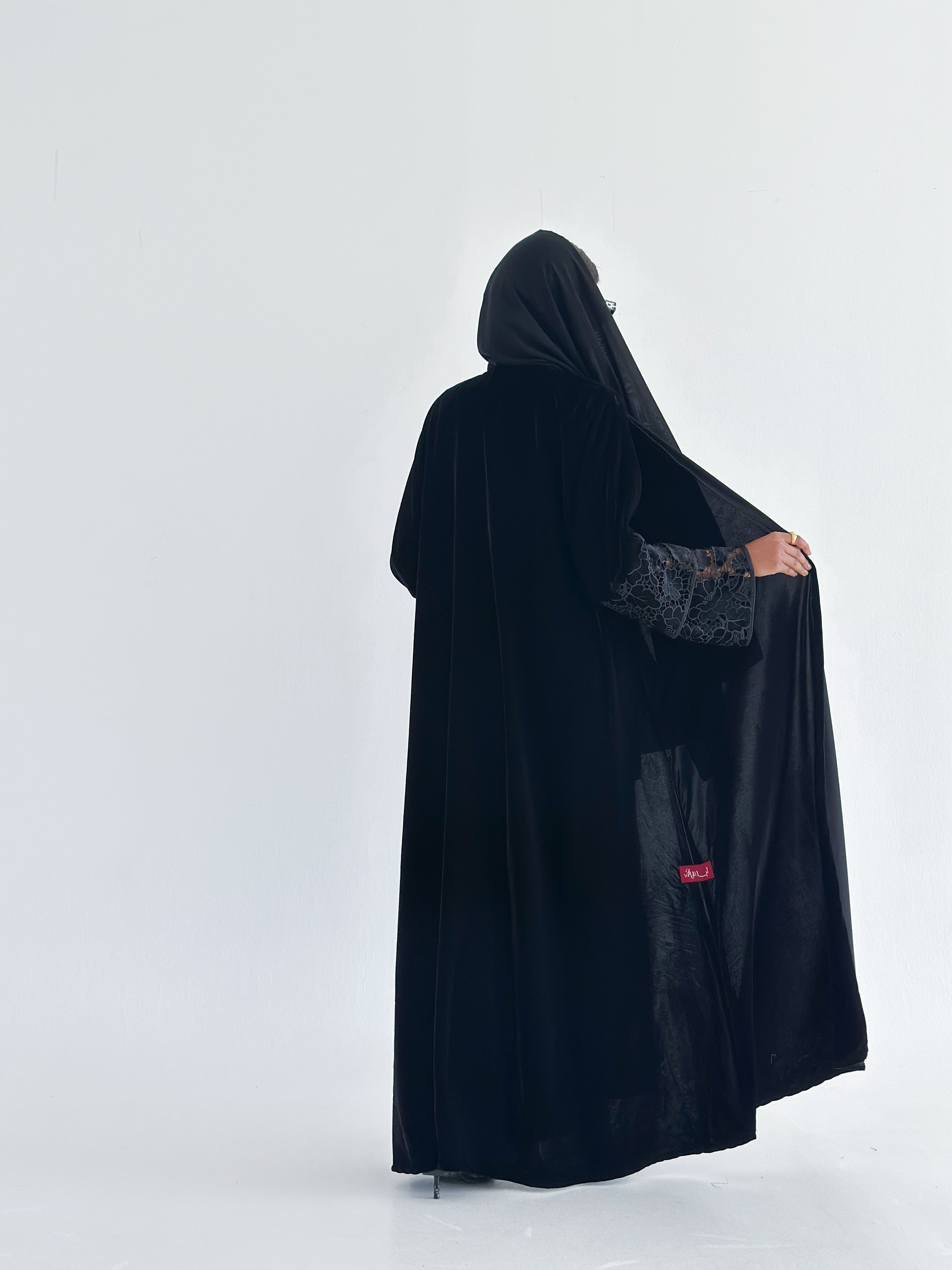 MWT575 - عباية مخمل بأكمام دانتيل - Aya