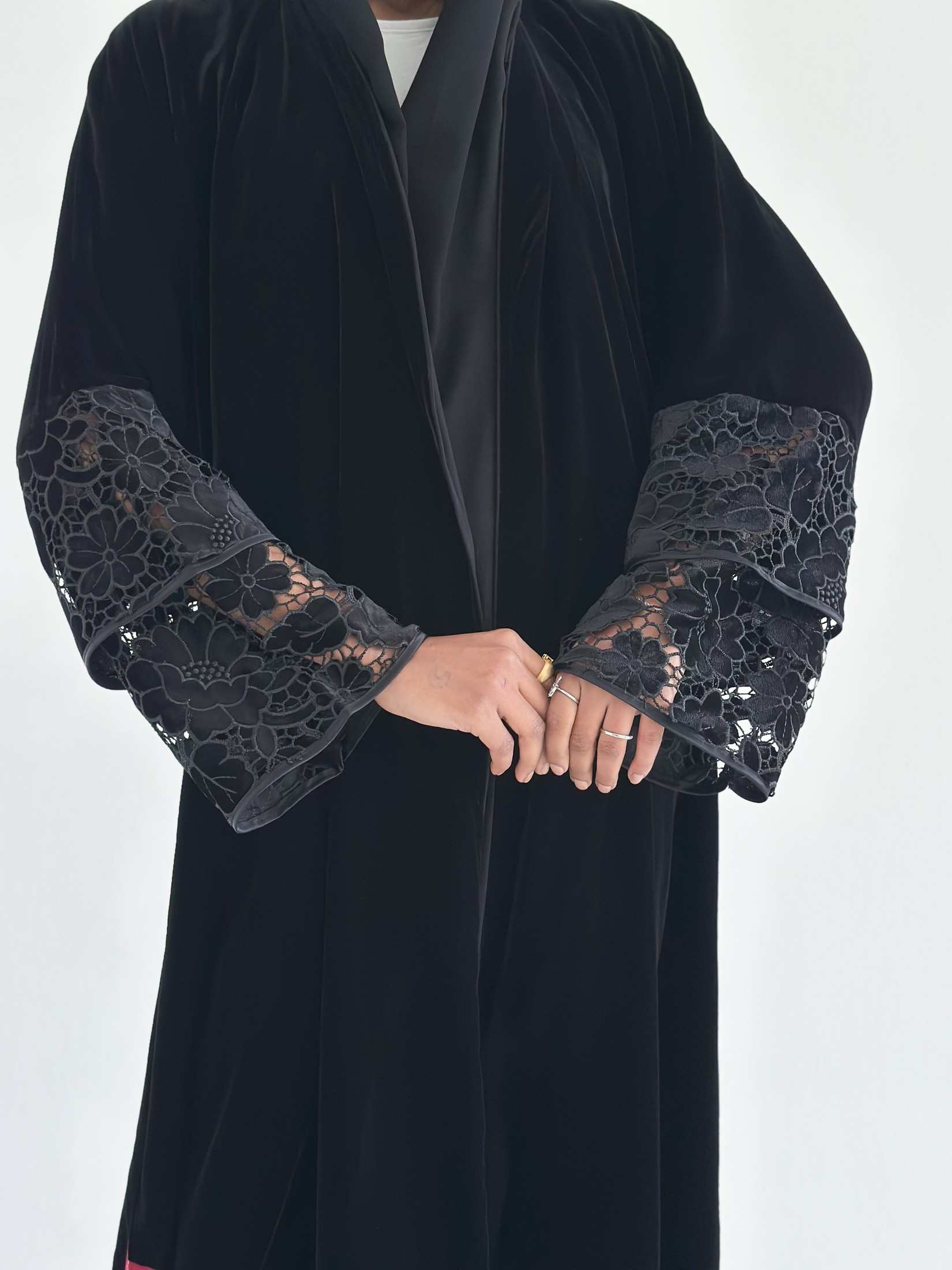 MWT575 - عباية مخمل بأكمام دانتيل - Aya