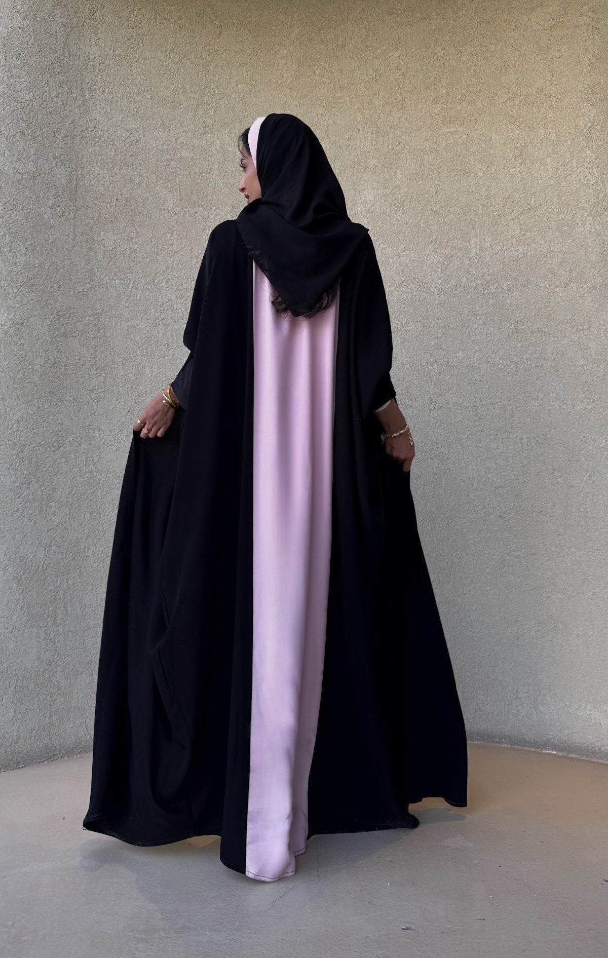 MW1522 - Whisper of Pink | عباية سوداء بلمسة وردية - Aya