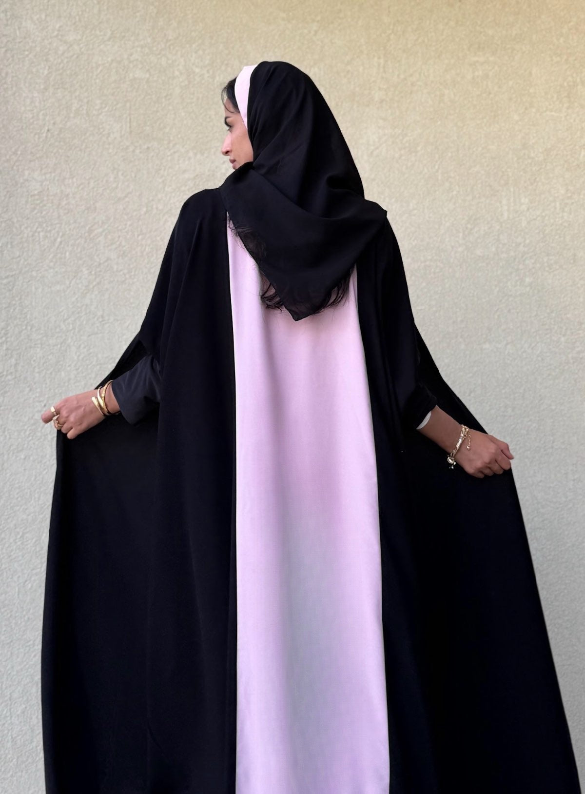 MW1522 - Whisper of Pink | عباية سوداء بلمسة وردية - Aya
