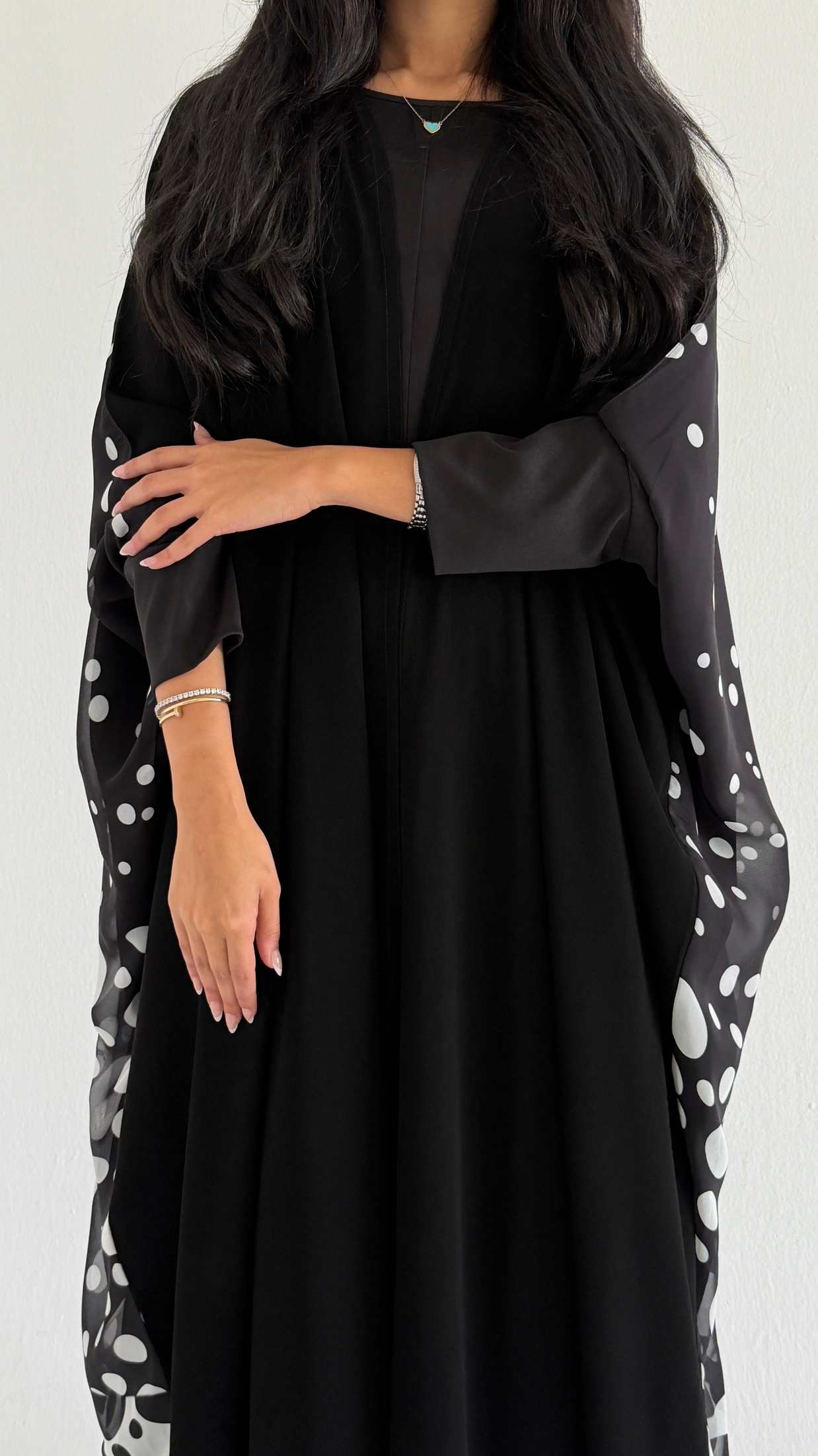 MWT5127 - عبايه كريب ملكي مع شيفون طباعه اسود من الأمام من الخلف منقط مع أكمام ستريتش - Aya