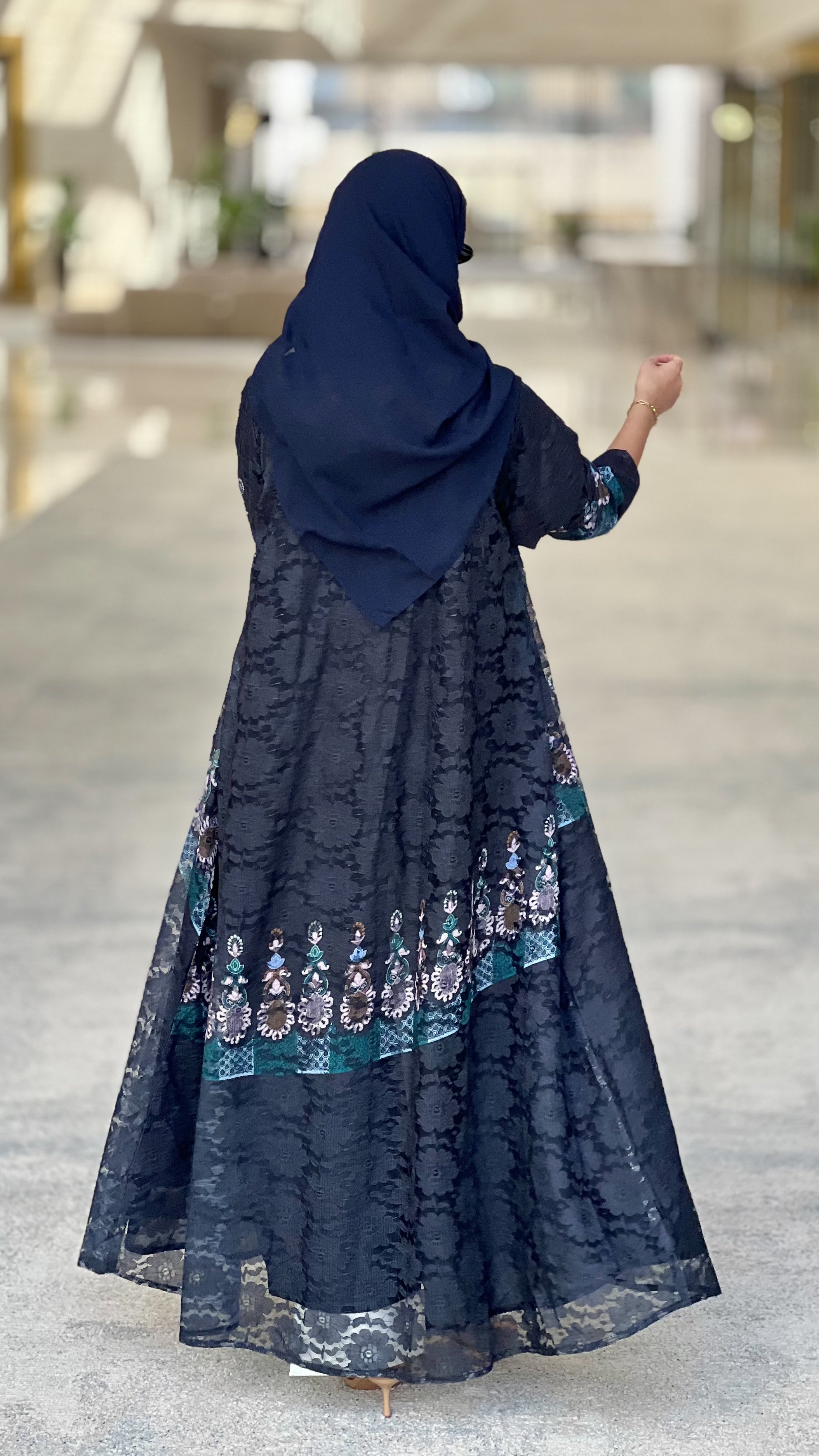 MWT487 - عباية دانتيل أسود مع تدخيلة دانتيل ملون - Aya