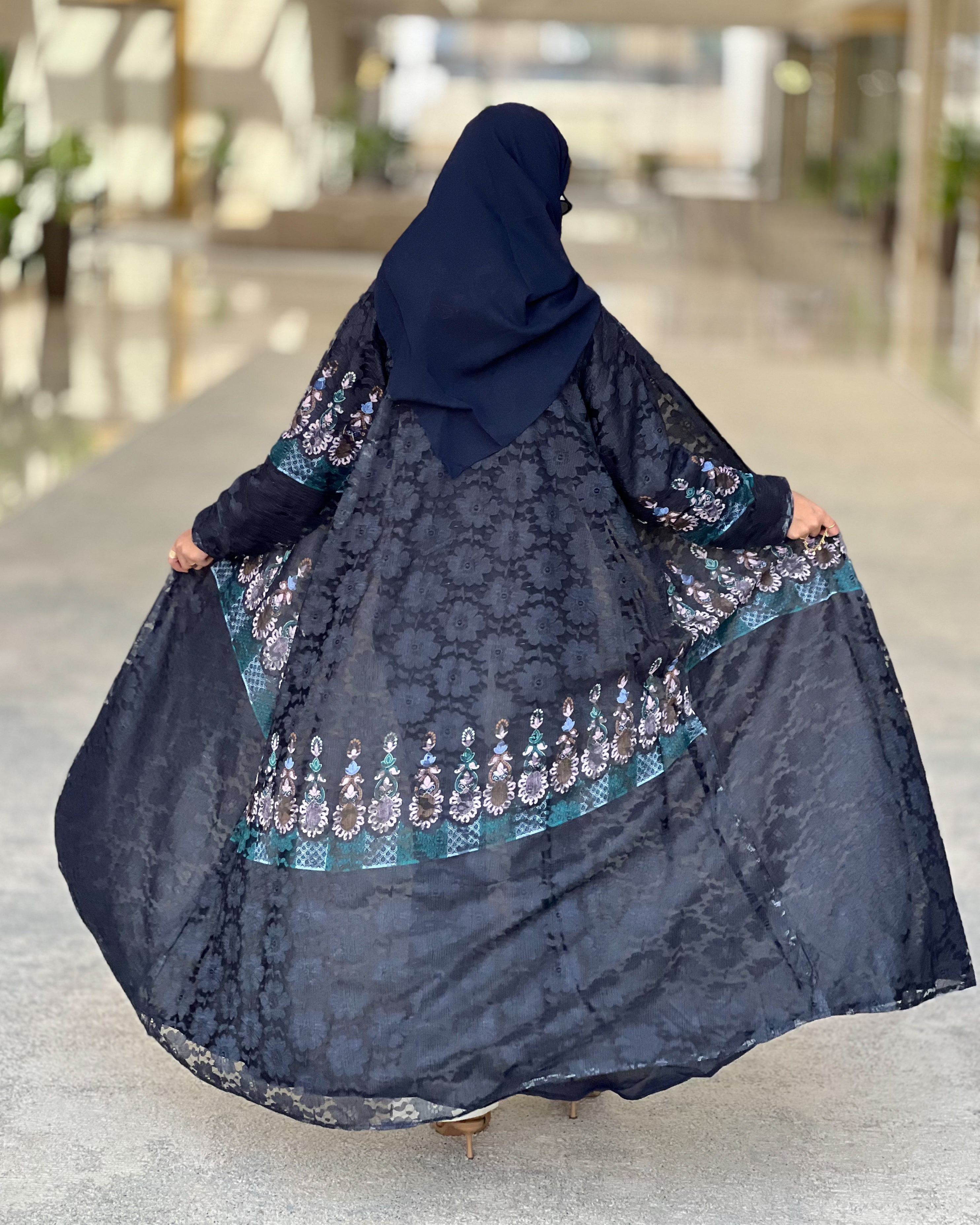 MWT487 - عباية دانتيل أسود مع تدخيلة دانتيل ملون - Aya