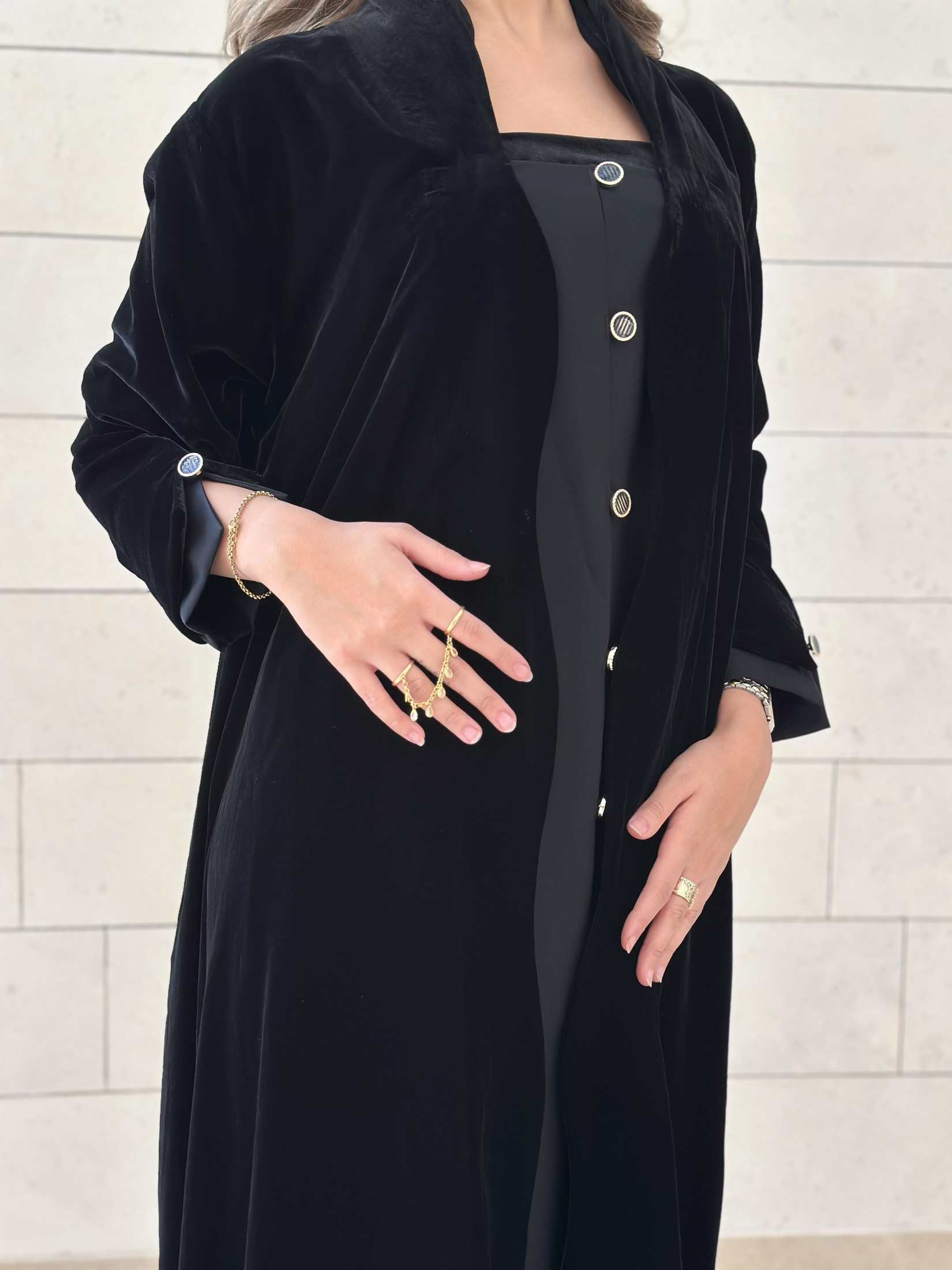 MWT537 - عباية مخمل مع تفته بأزارير ذهبية - Aya