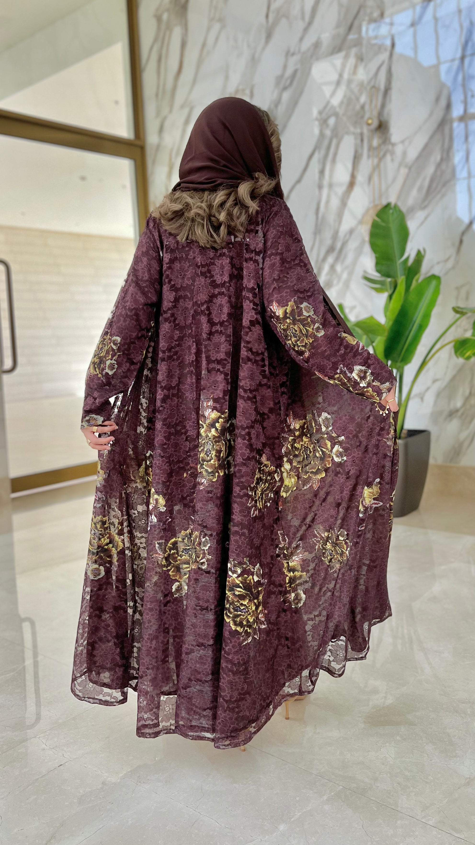 MWT483 - عباية دانتيل بني مع تدخيلة دانتيل أصفر - Aya