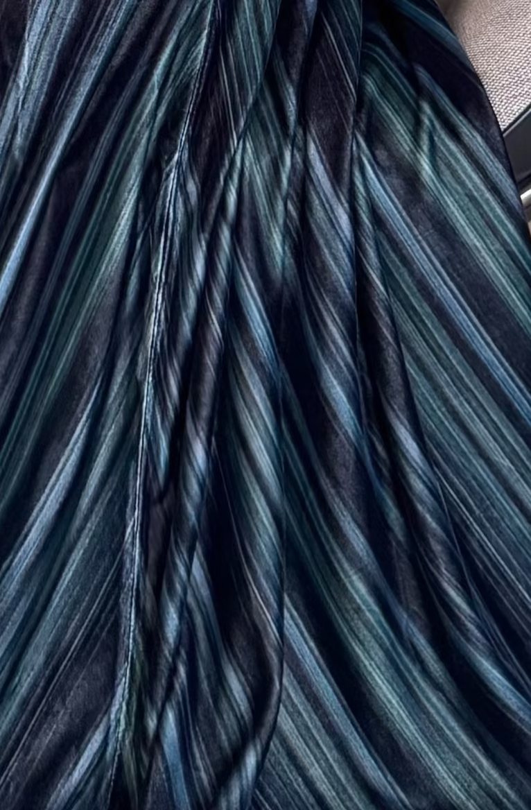 MWE118  - عباية مخمل طباعة - Aya