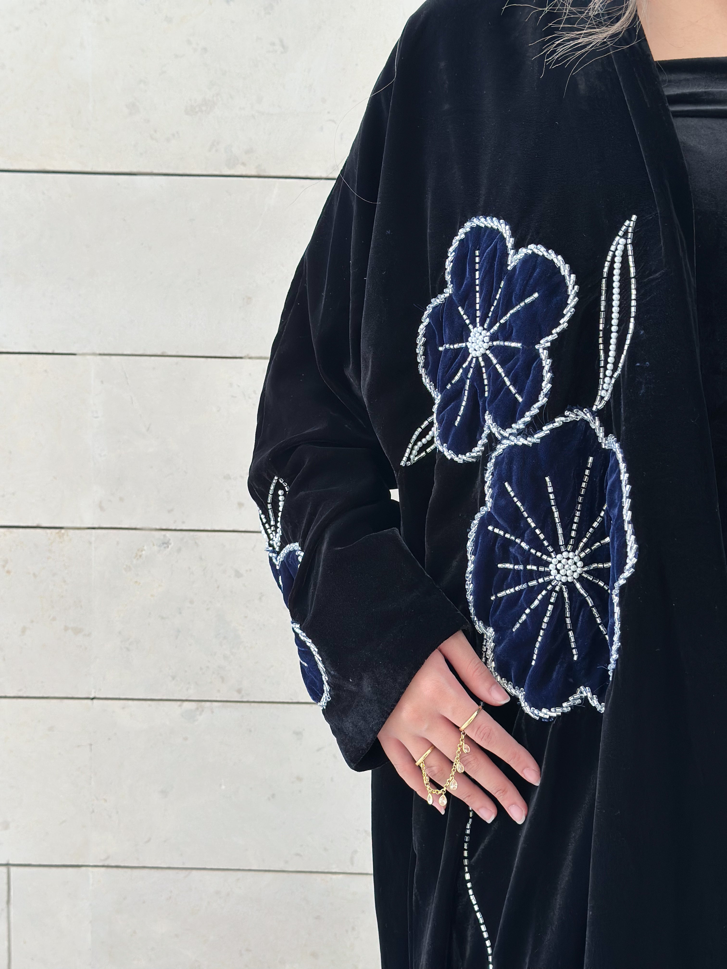 MWT542 - عباية مخمل مع تطريز وشك