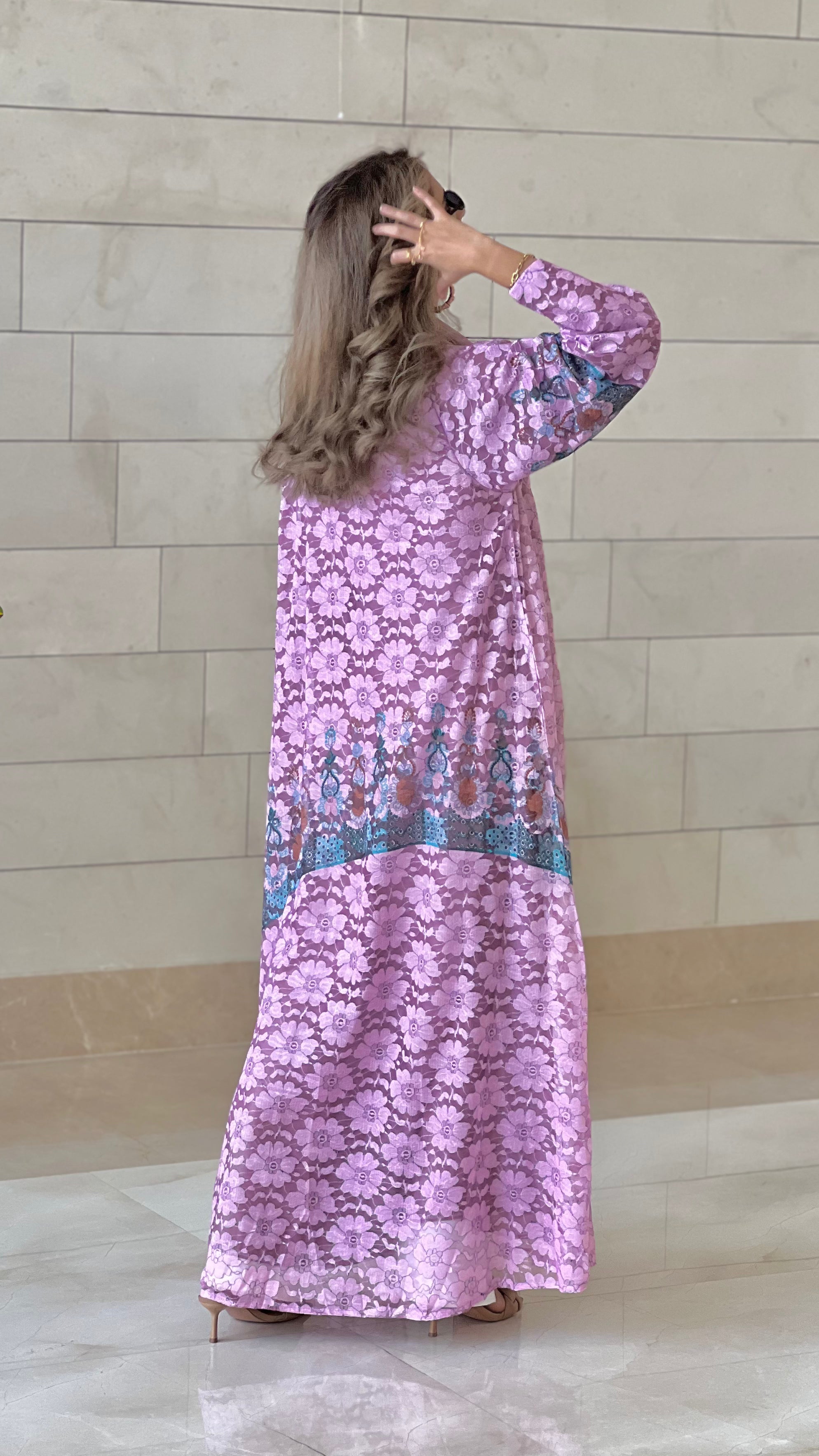 MWT480 - عباية دانتيل زهري مع تدخيلة دانتيل اخضر وسماوي - Aya