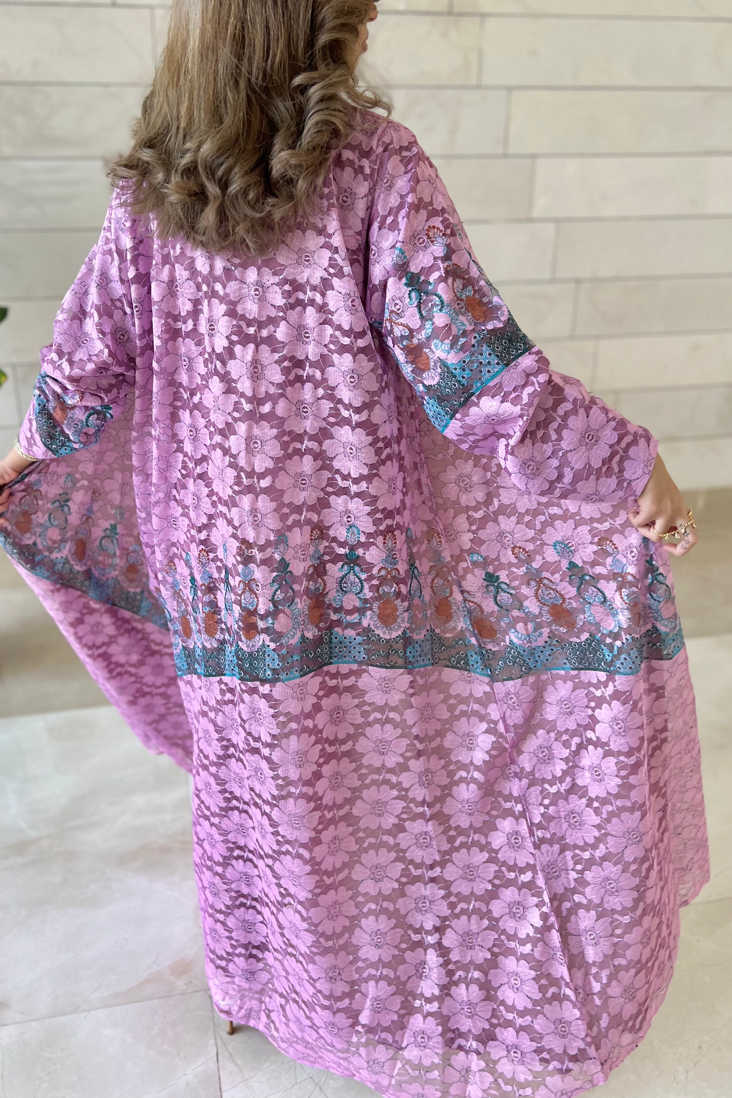 MWT480 - عباية دانتيل زهري مع تدخيلة دانتيل اخضر وسماوي - Aya