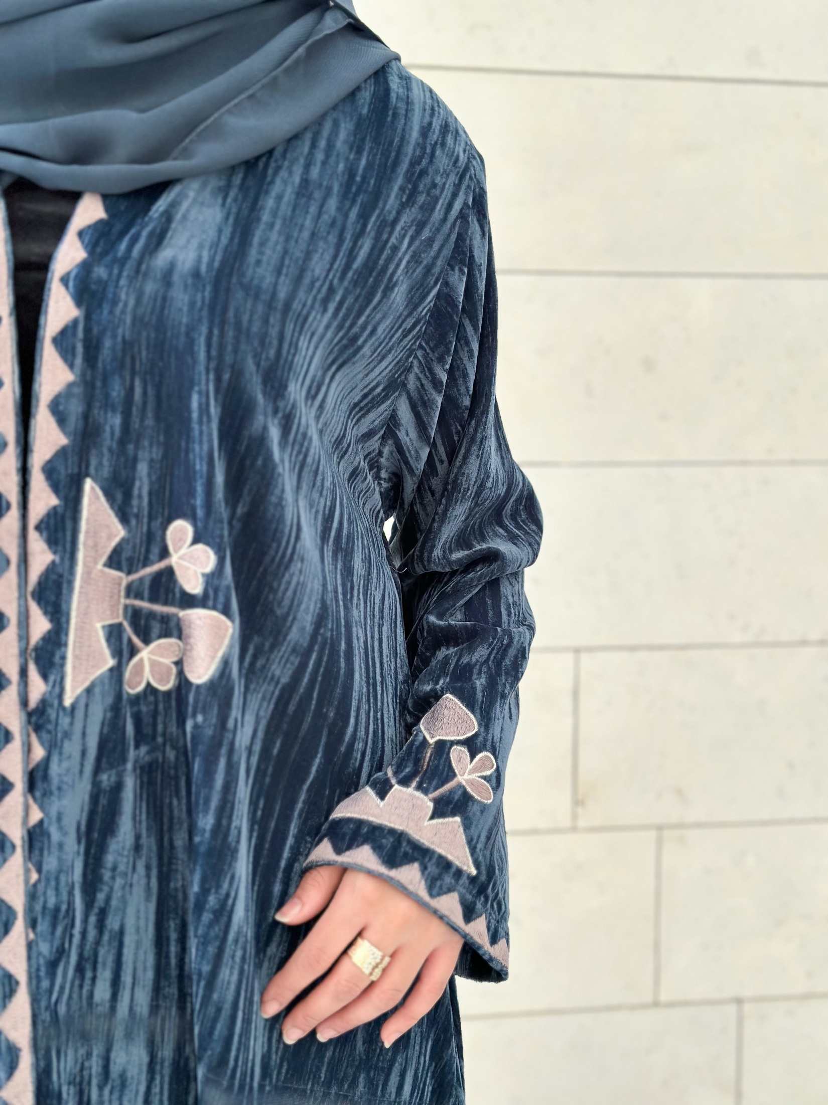 MWT395 - عباية مخمل مخطط تطريز - Aya
