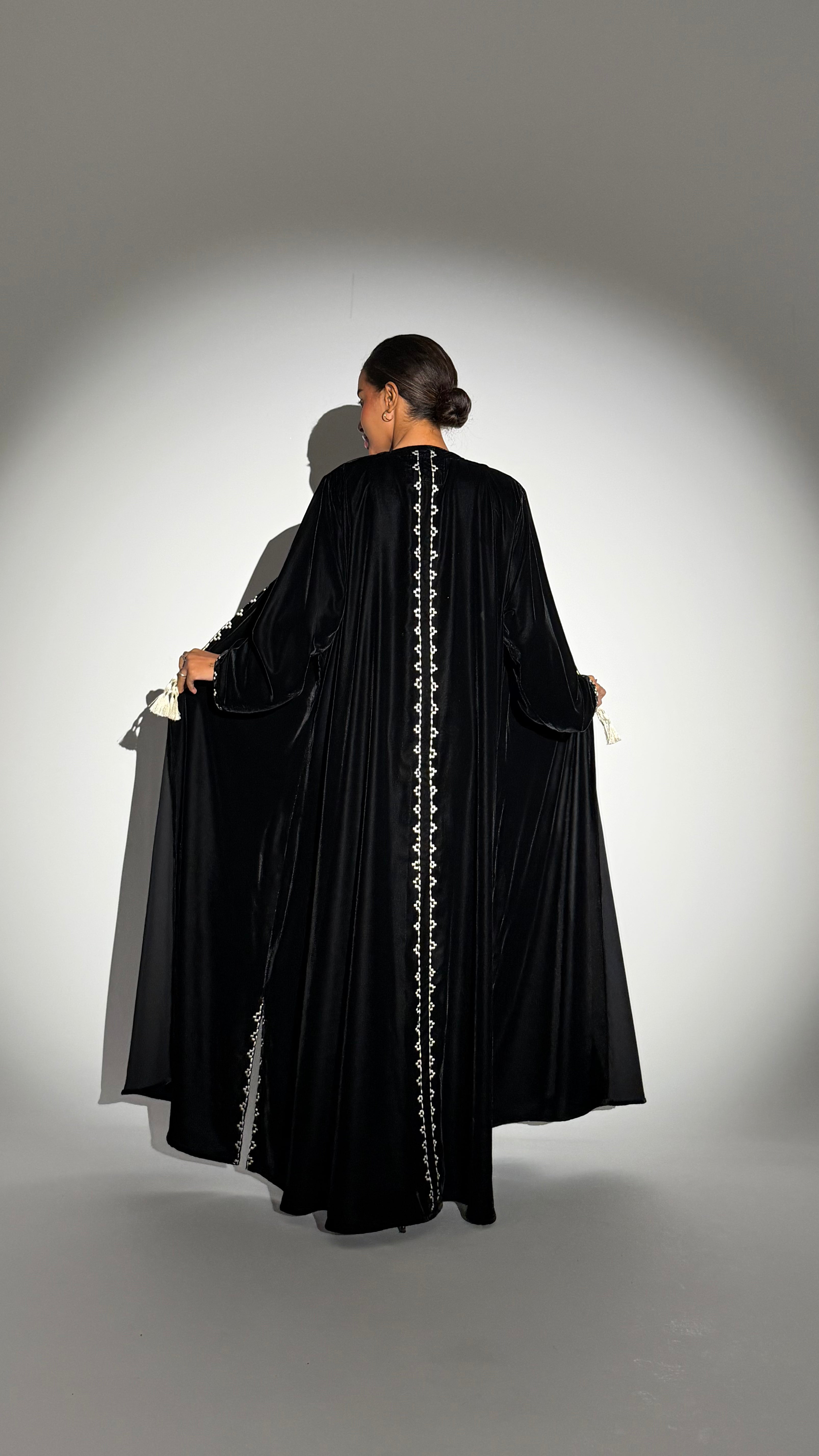 MWT866 - عباية مخمل تطريز