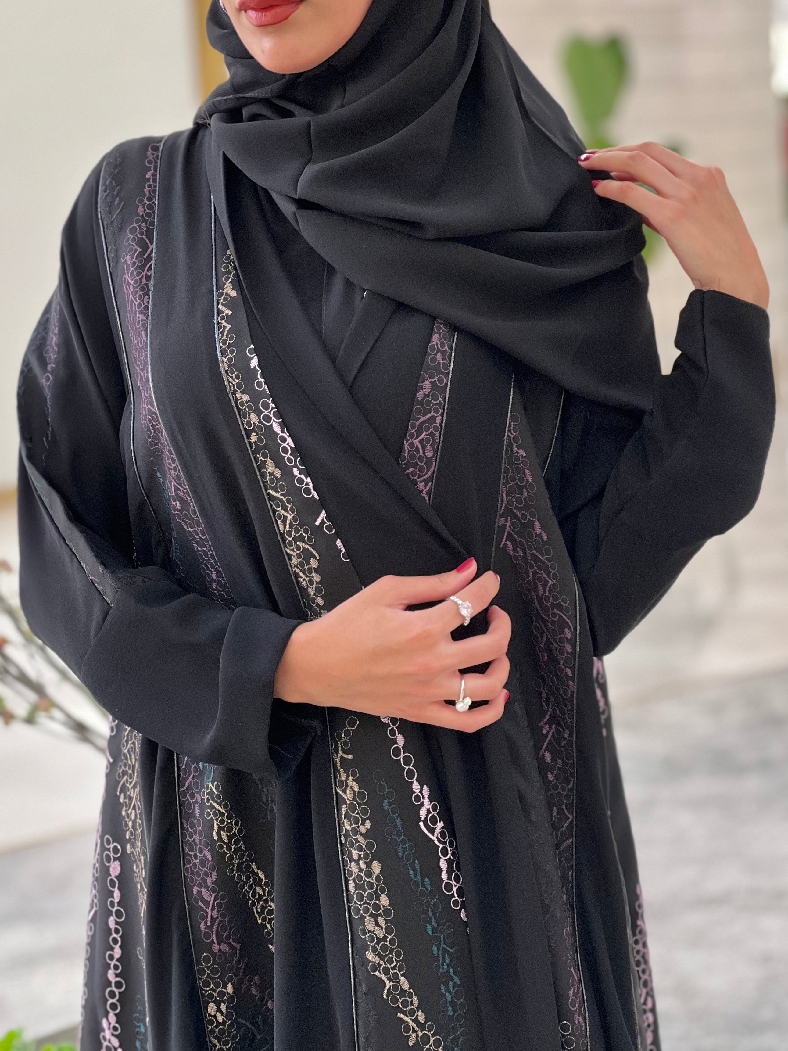 MW1650 - عباية اسود داخل شرايح من قماش كريم بتطريز كتان