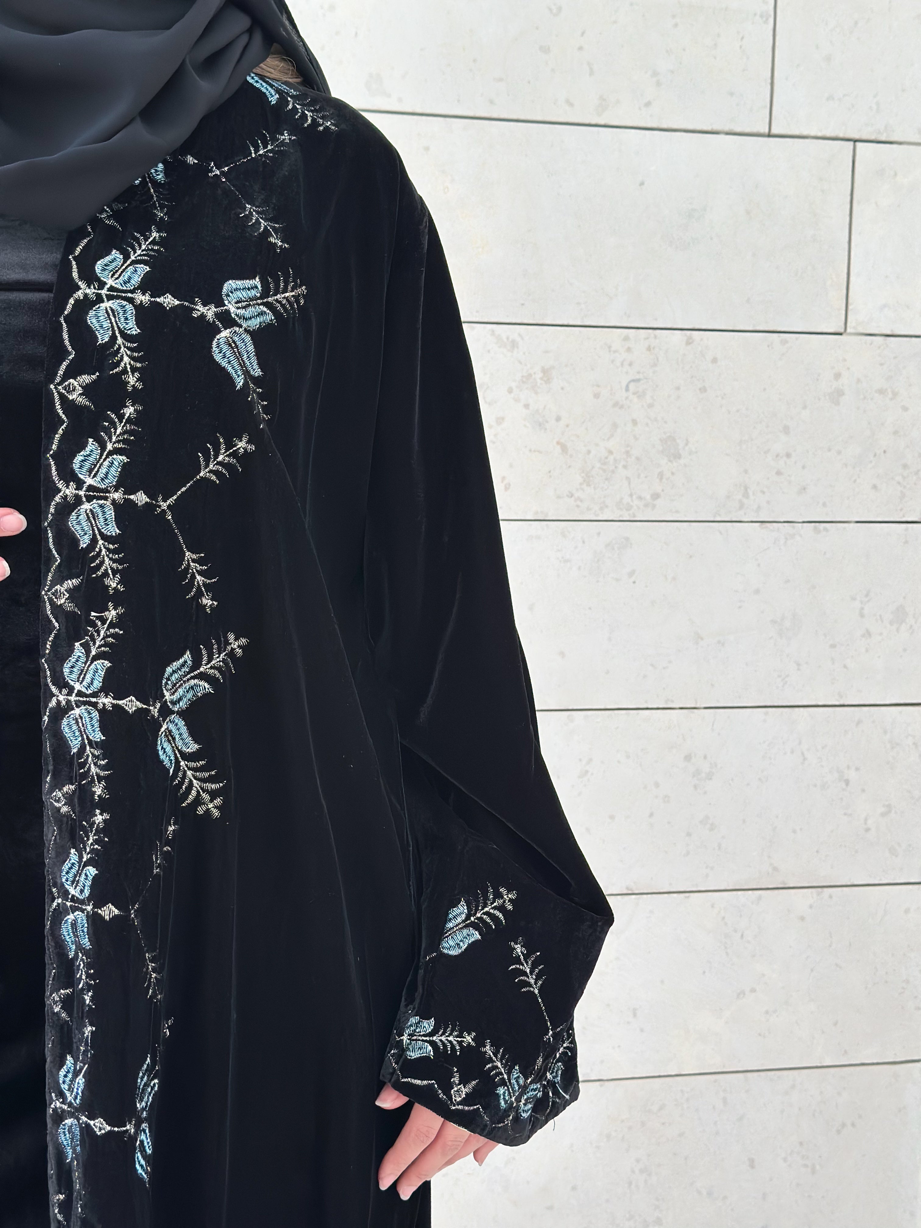 MWT549 - عباية مخمل مع تطريز بالكامل