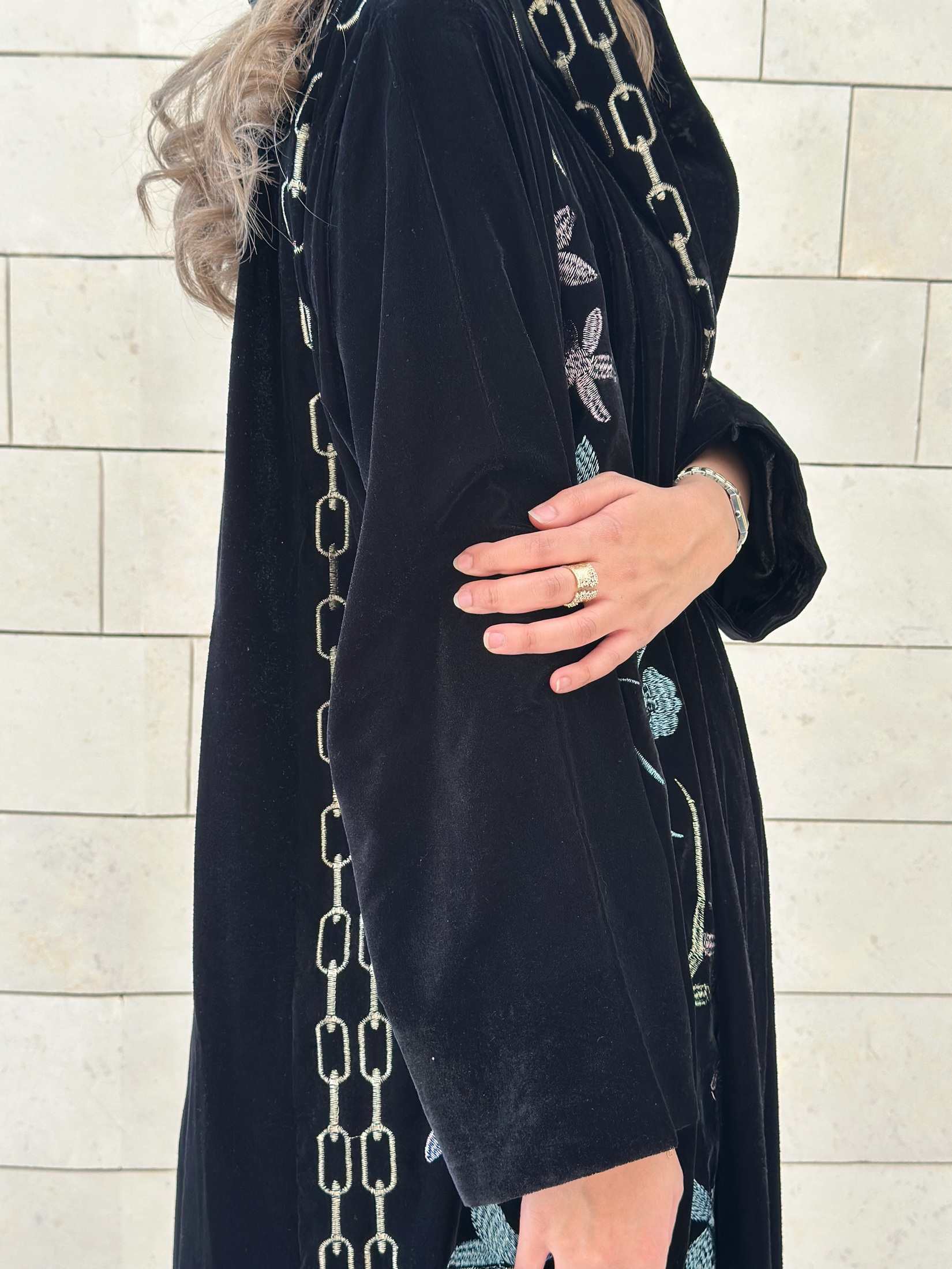 MWT550 - عباية مخمل مطرزة - Aya