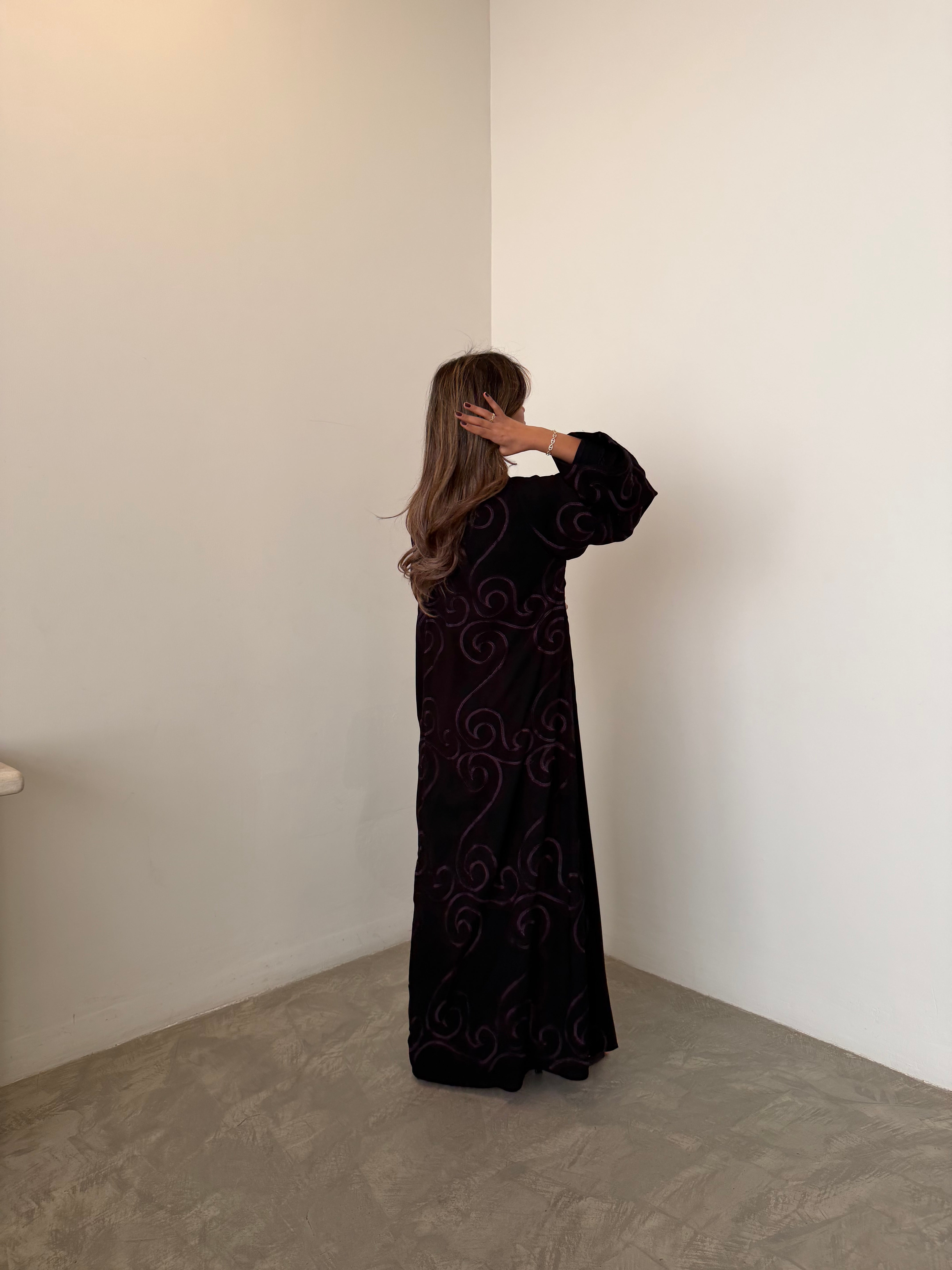 MWT1049 - عباية اسود بتطريز من الخلف - Aya