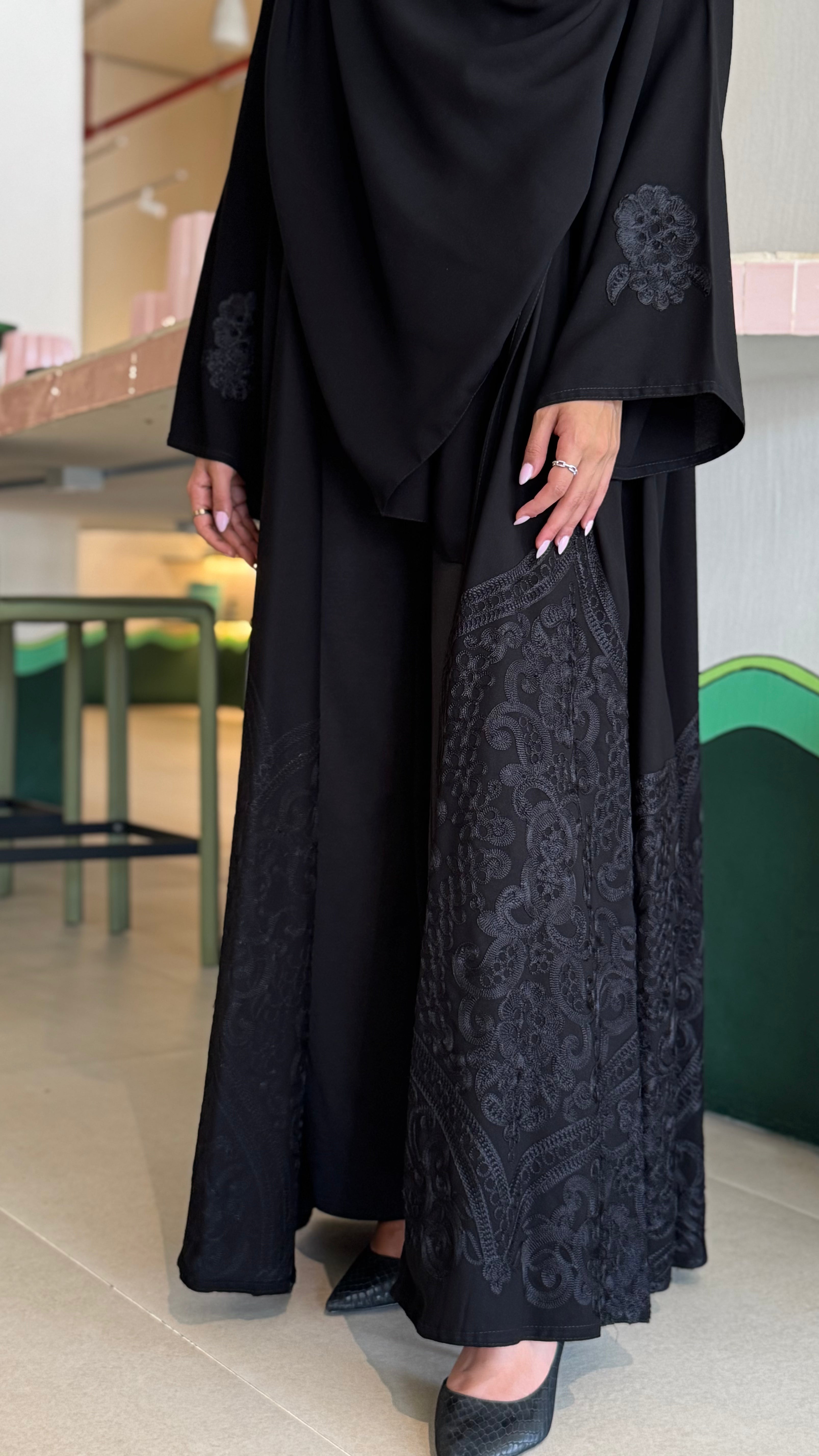 MW645 - Light Crepe Standing with Jacquard Half-Cloche